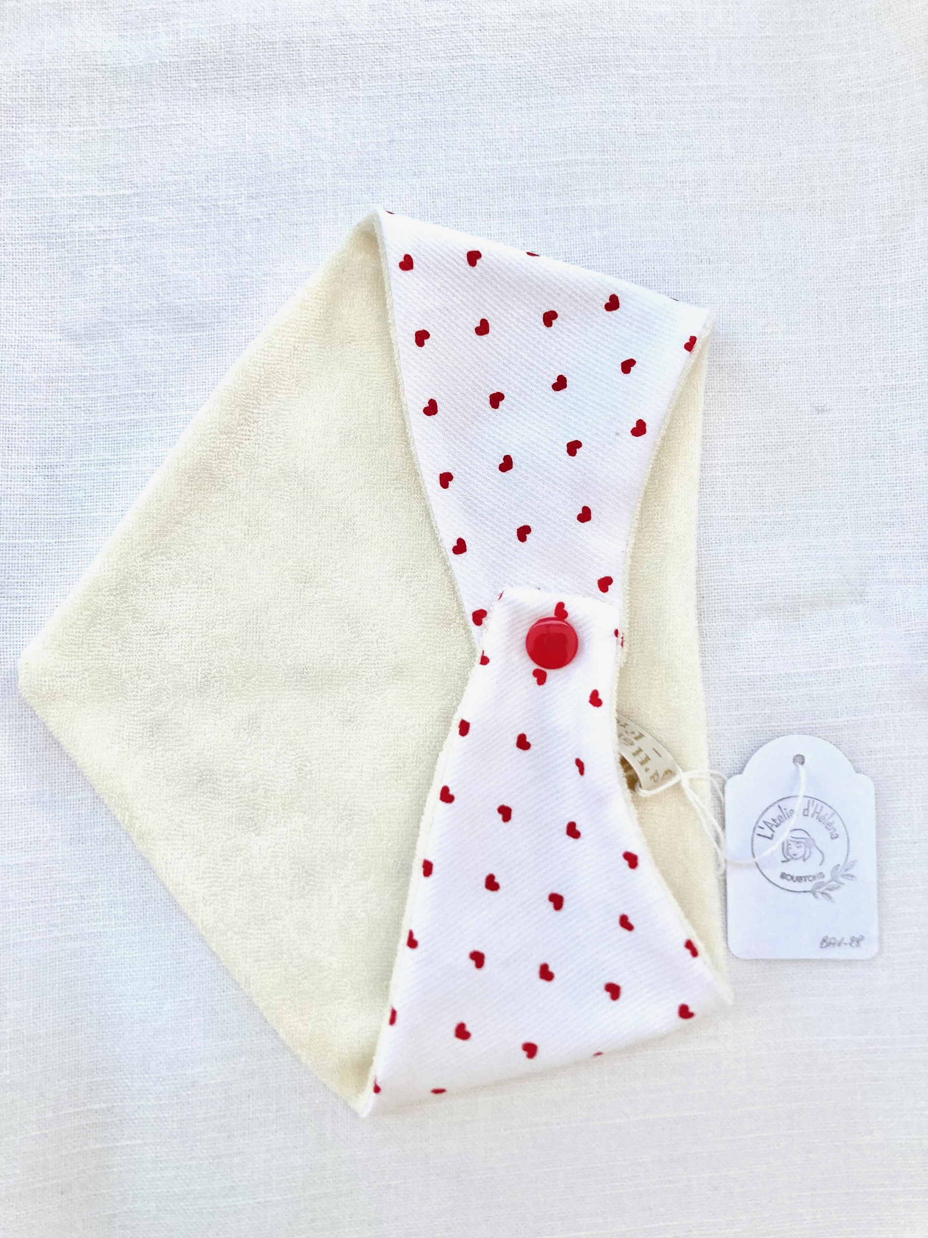 bavoir bandana coeur coton blanc rouge et éponge bambou naturel