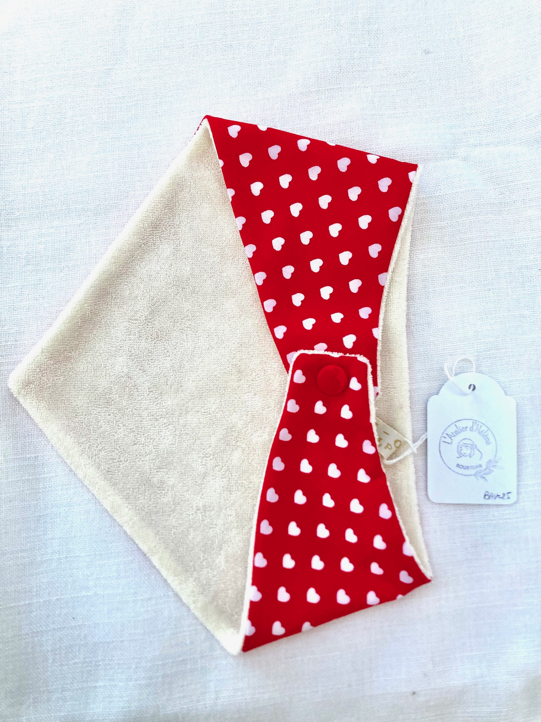 bavoir bandana coeur petit coton blanc rouge et éponge bambou naturel