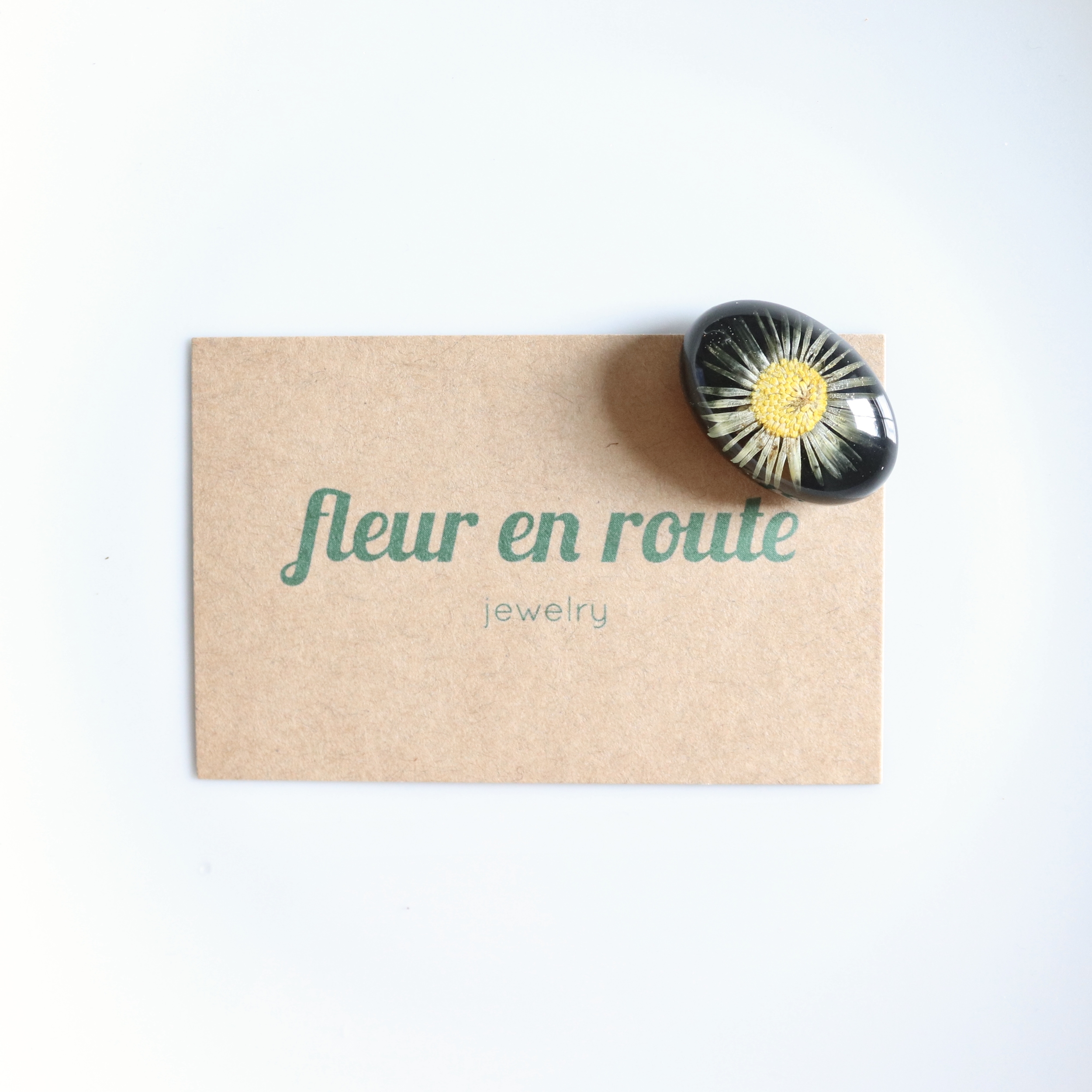 magnet aimant fleur séchée résine artisanal france paquerette fond noir ovale