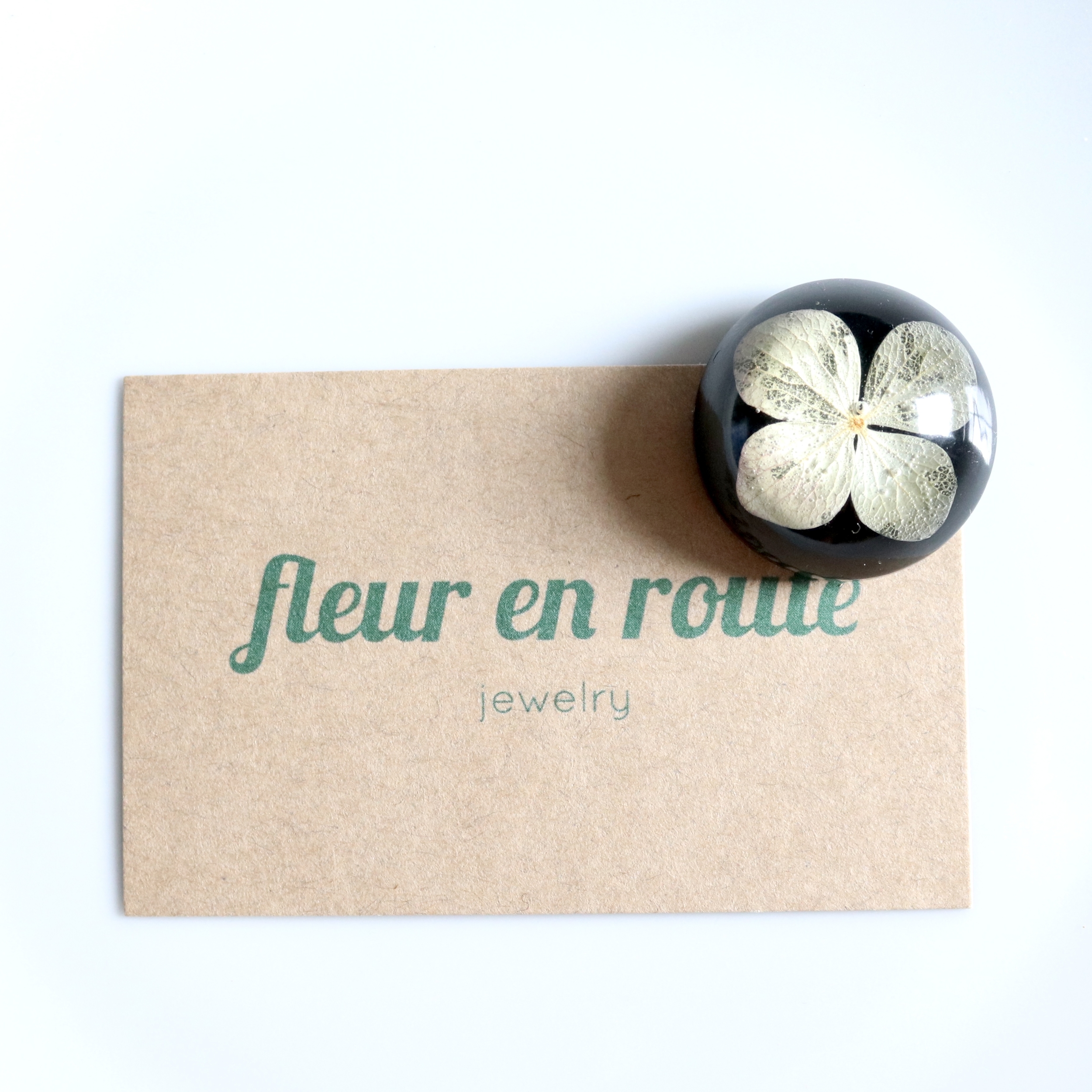 magnet aimant fleur séchée résine artisanal france rodn hortensia fond noir