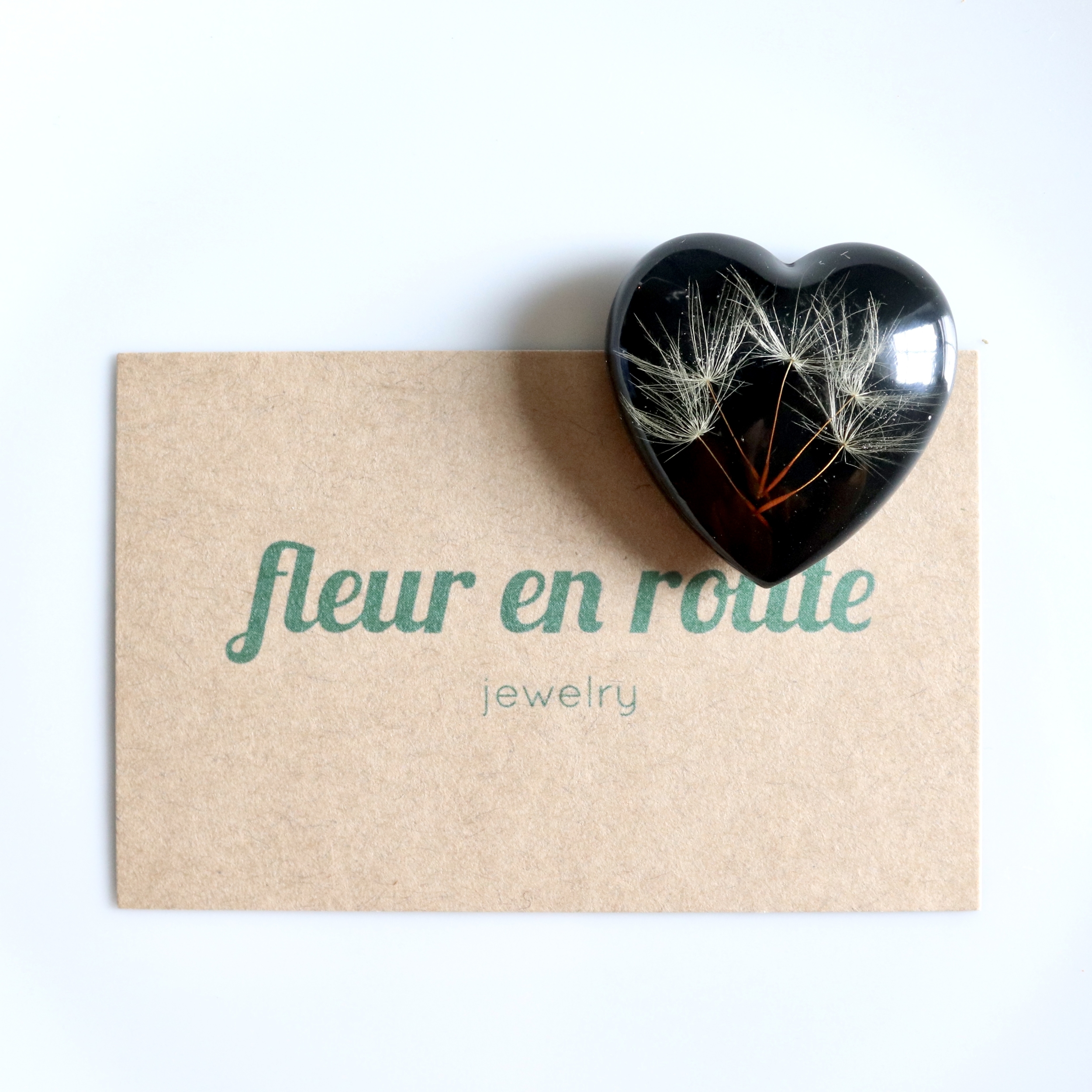 magnet aimant fleur séchée résine artisanal france coeur pissentli fond noir