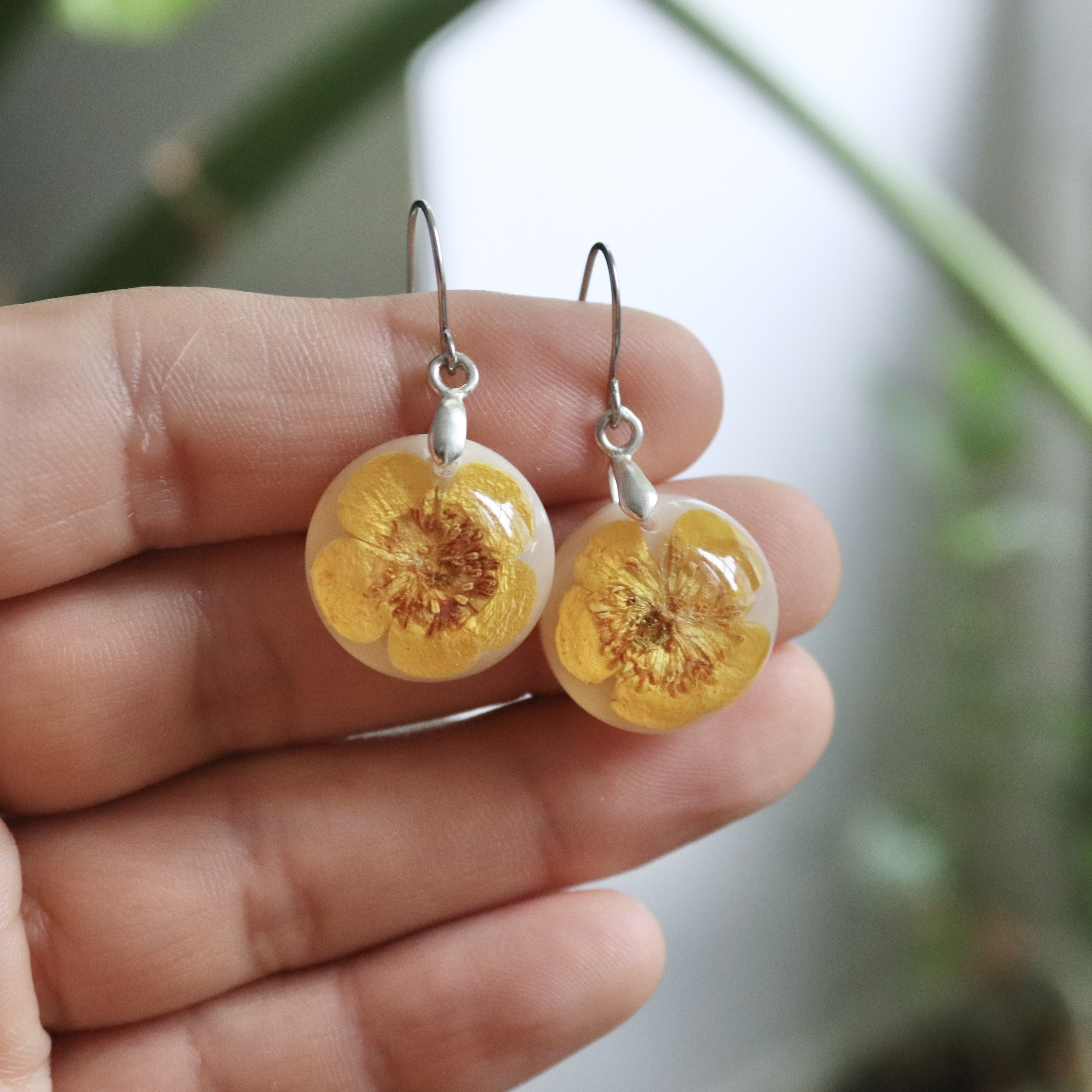 boucles oreilles acier inox fleur séchée résine transparente rond bouton d'or jaune