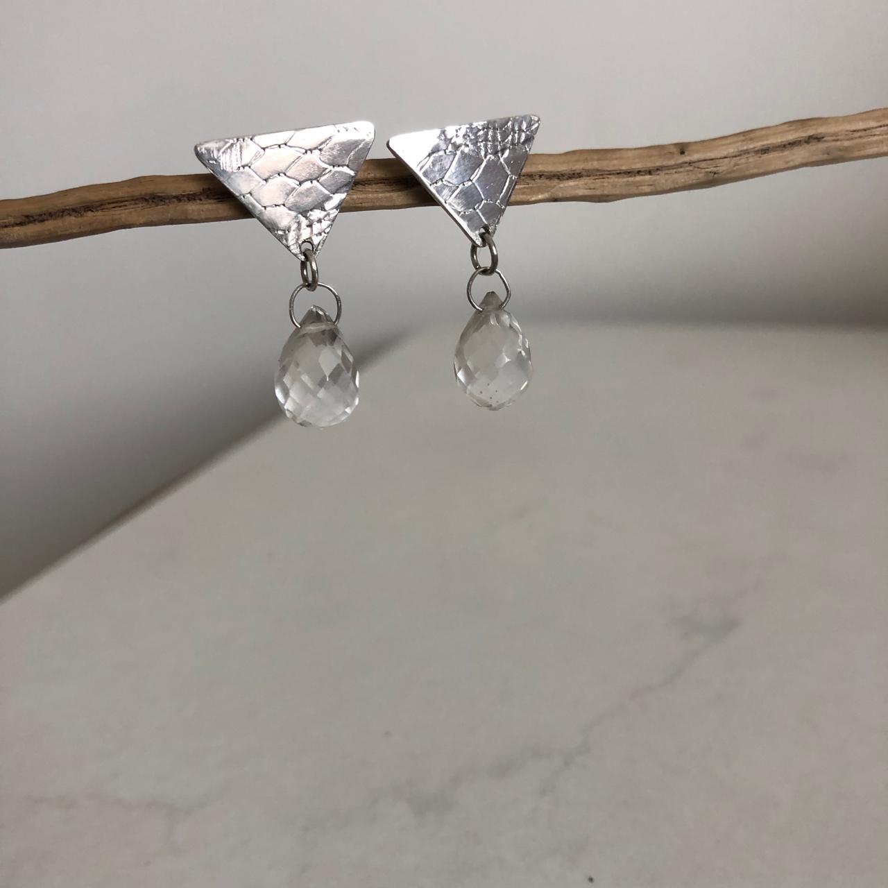 boucles oreilles triangle argent ciselé et goutte facettée cristal roche transparent