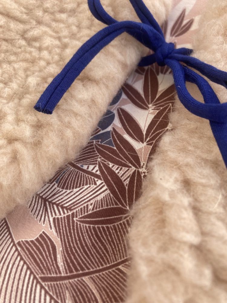 gilet bébé berger mouton pyrénées feuillages rose motif bleu