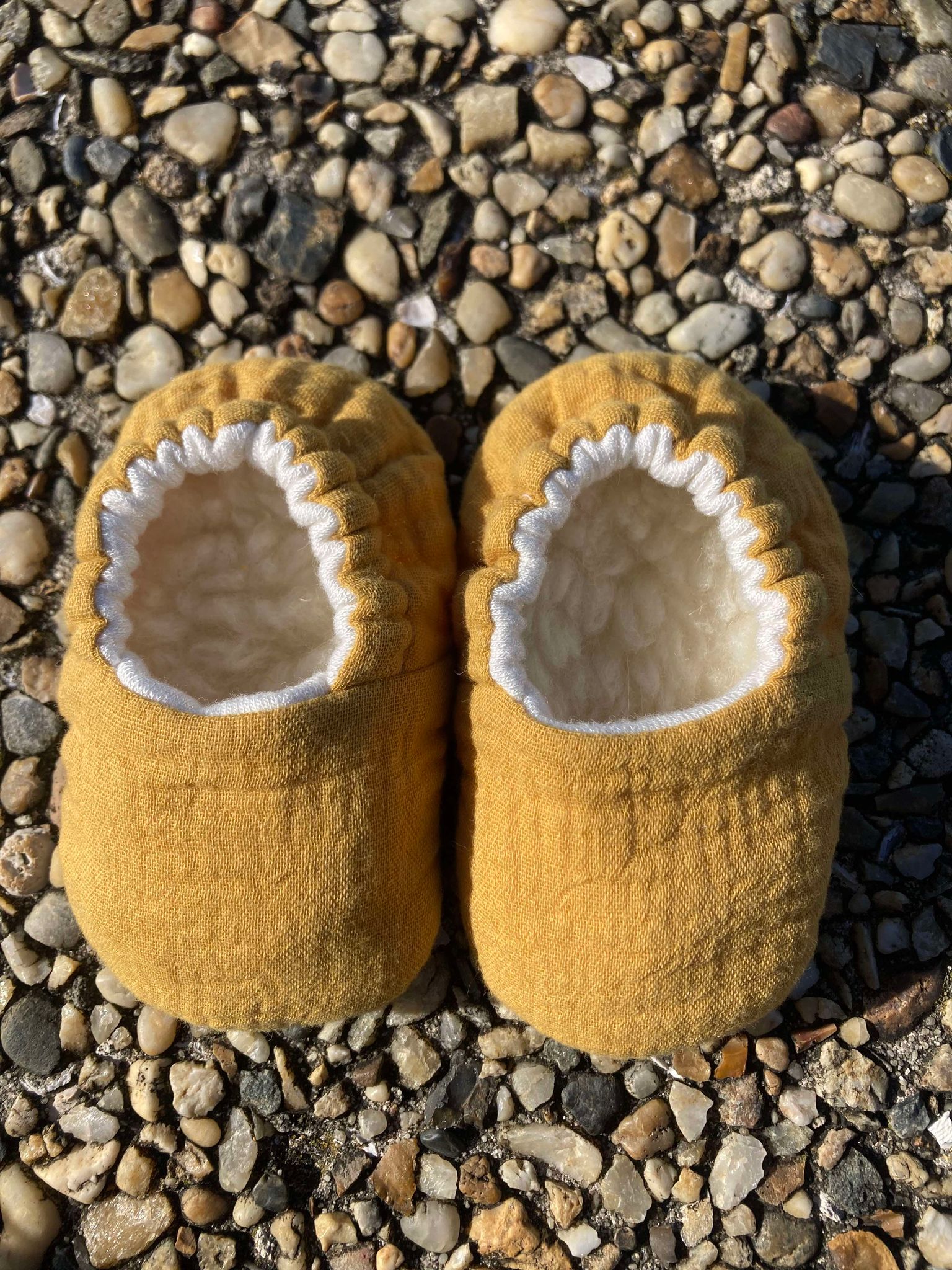 chausson bébé reversible gaze coton bambou laine uni jaune moutarde (2)