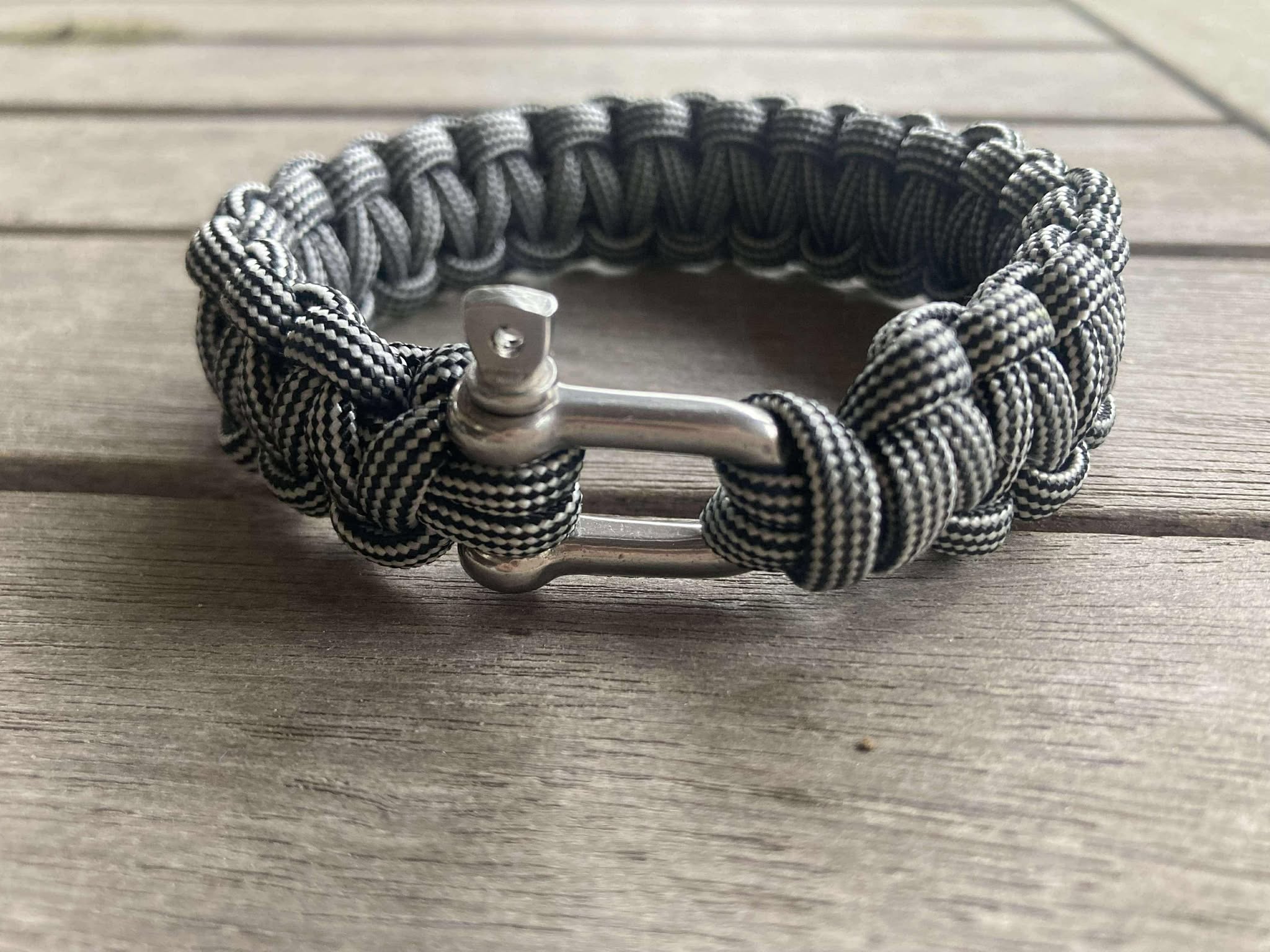 bracelet survie homme paracord inox gris chiné