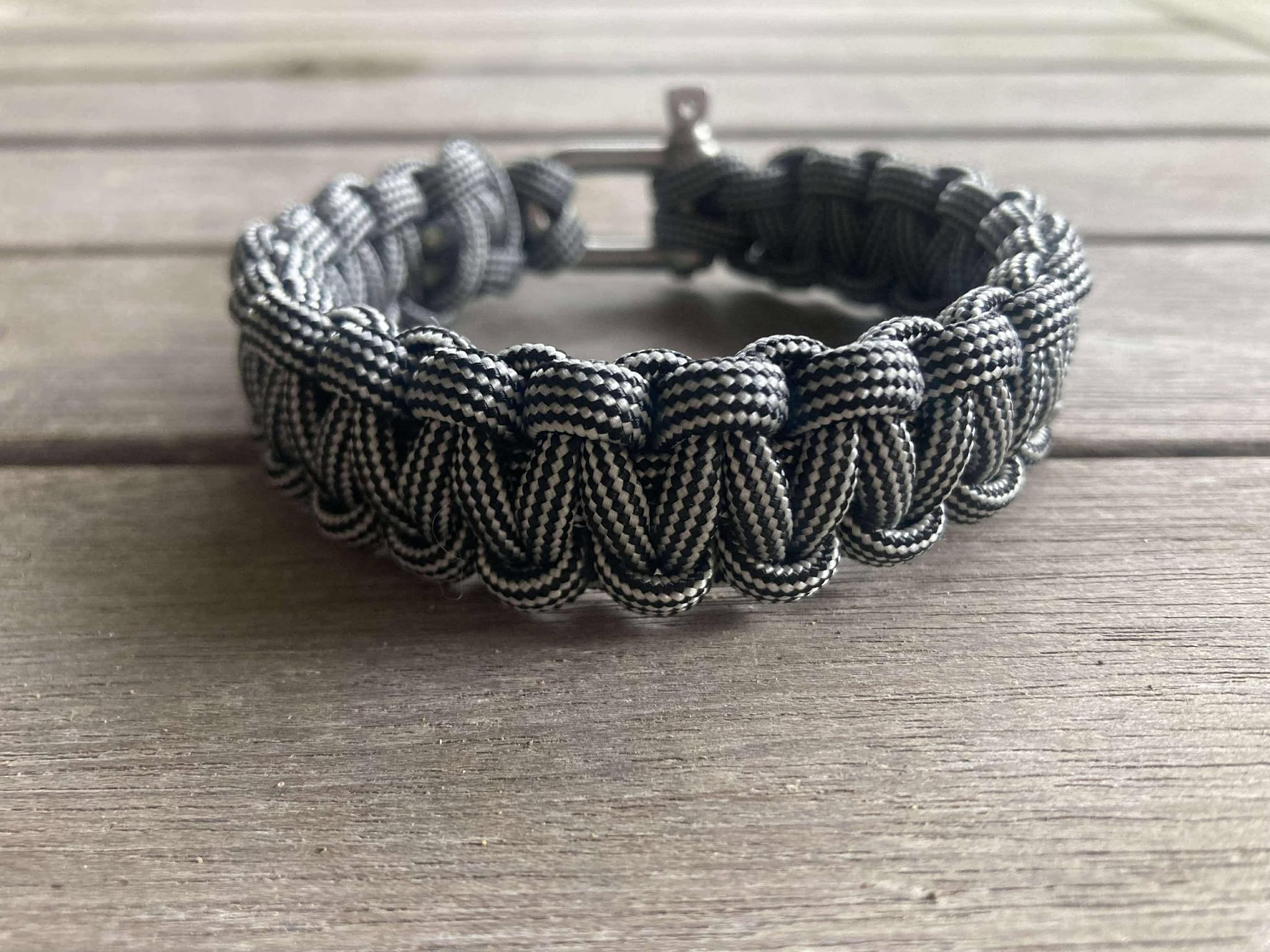 bracelet survie homme paracord inox gris noir blanc