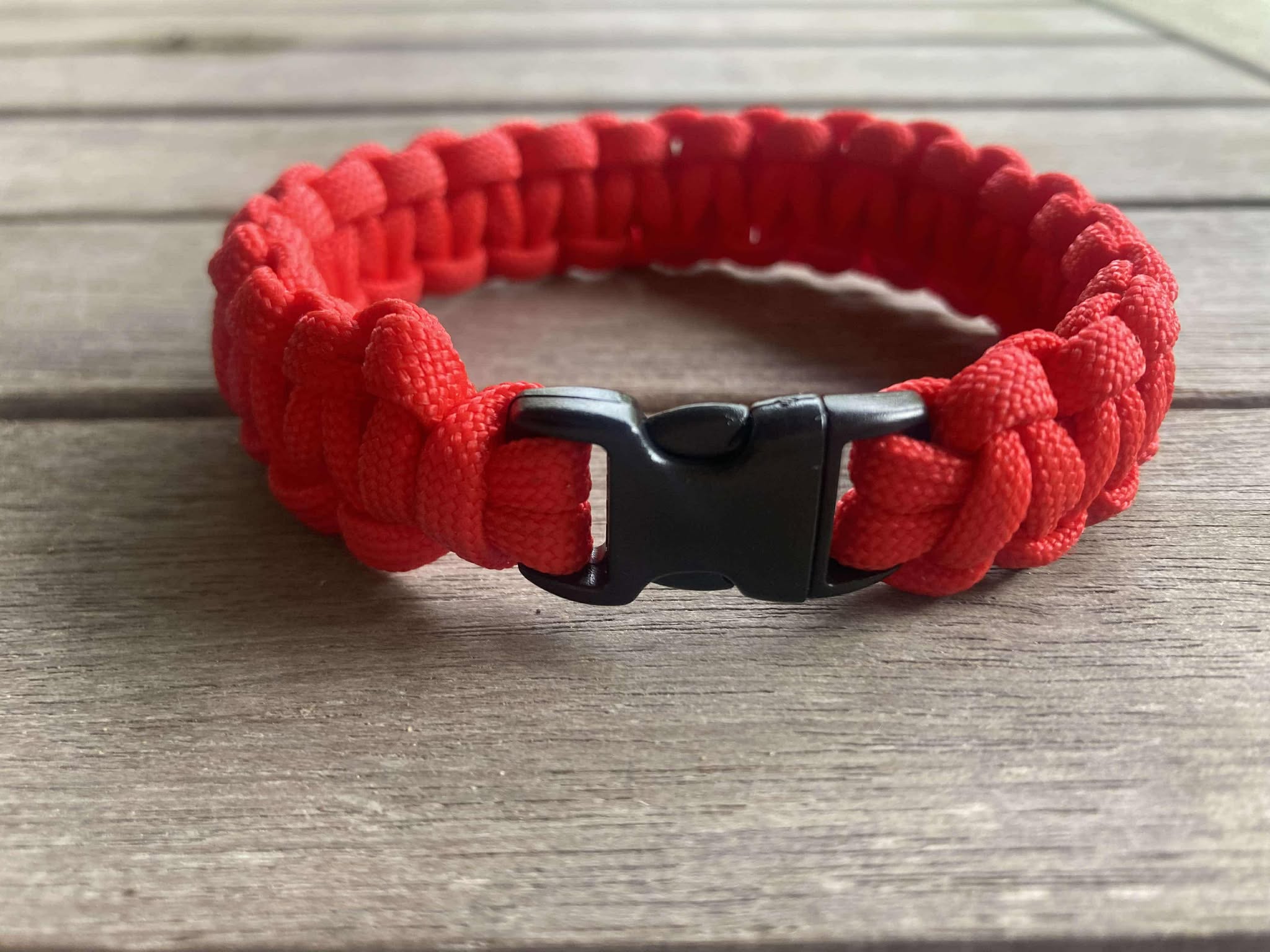 Bracelet survie en paracorde - Noir rouge