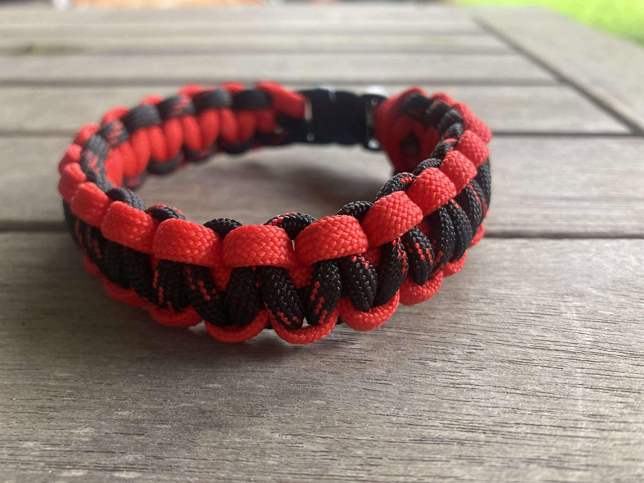 Bracelet survie en paracorde - Noir chiné rouge