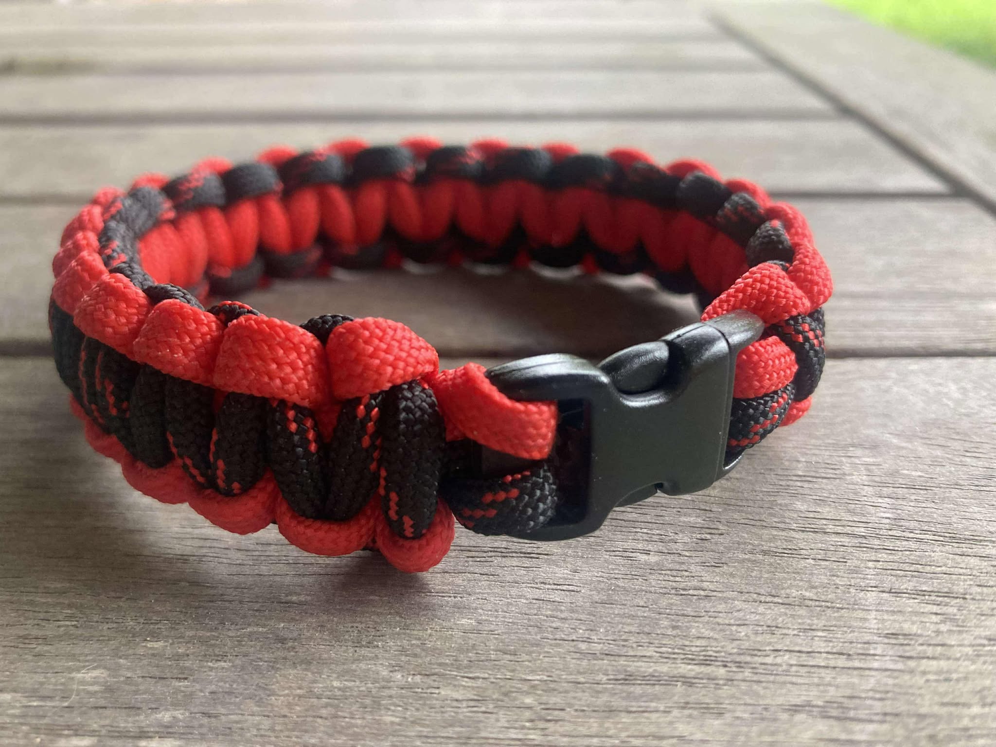Bracelet survie en paracorde - Noir chiné rouge (2)