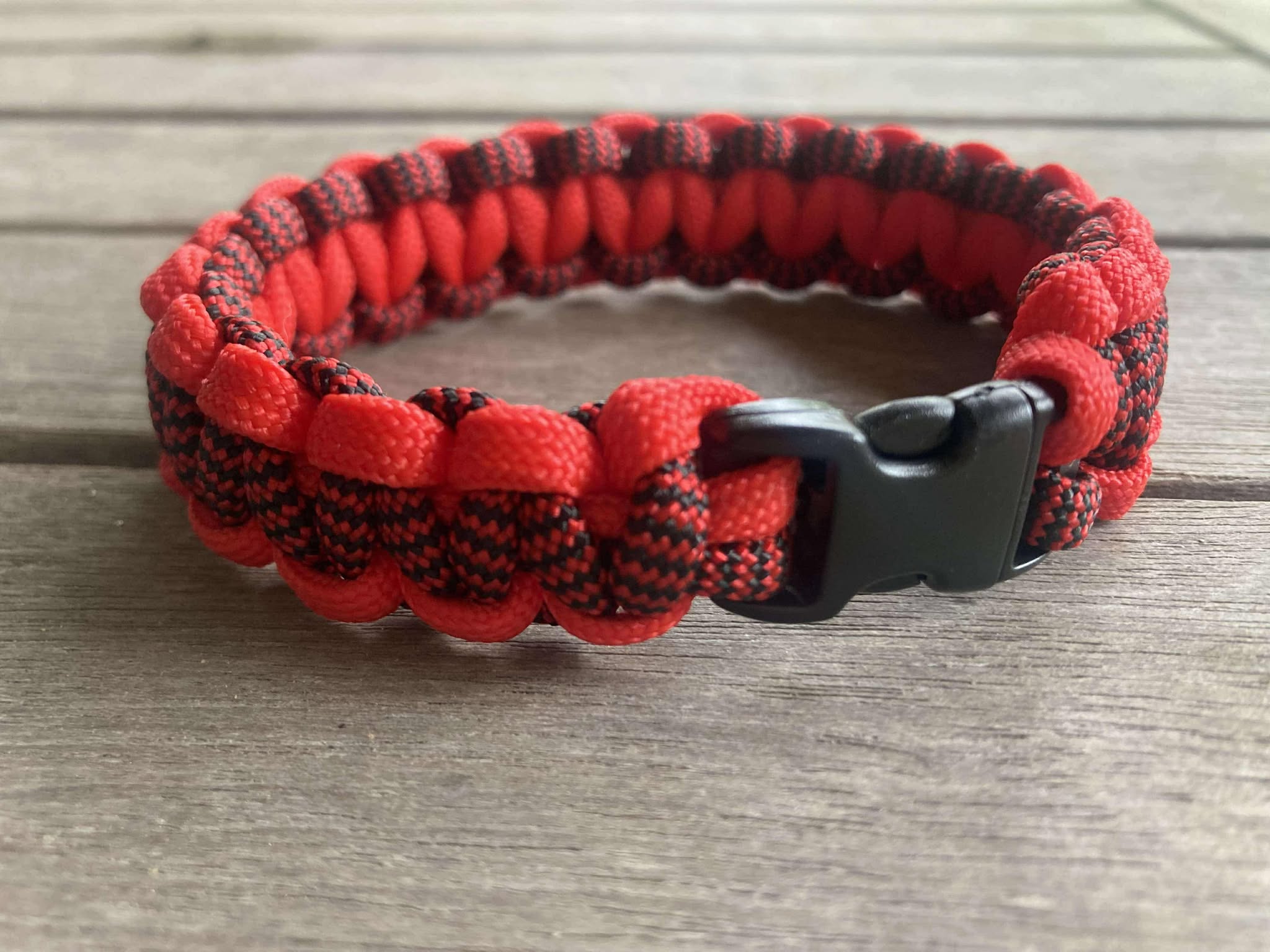 Bracelet survie en paracorde - Noir chiné rouge (3)