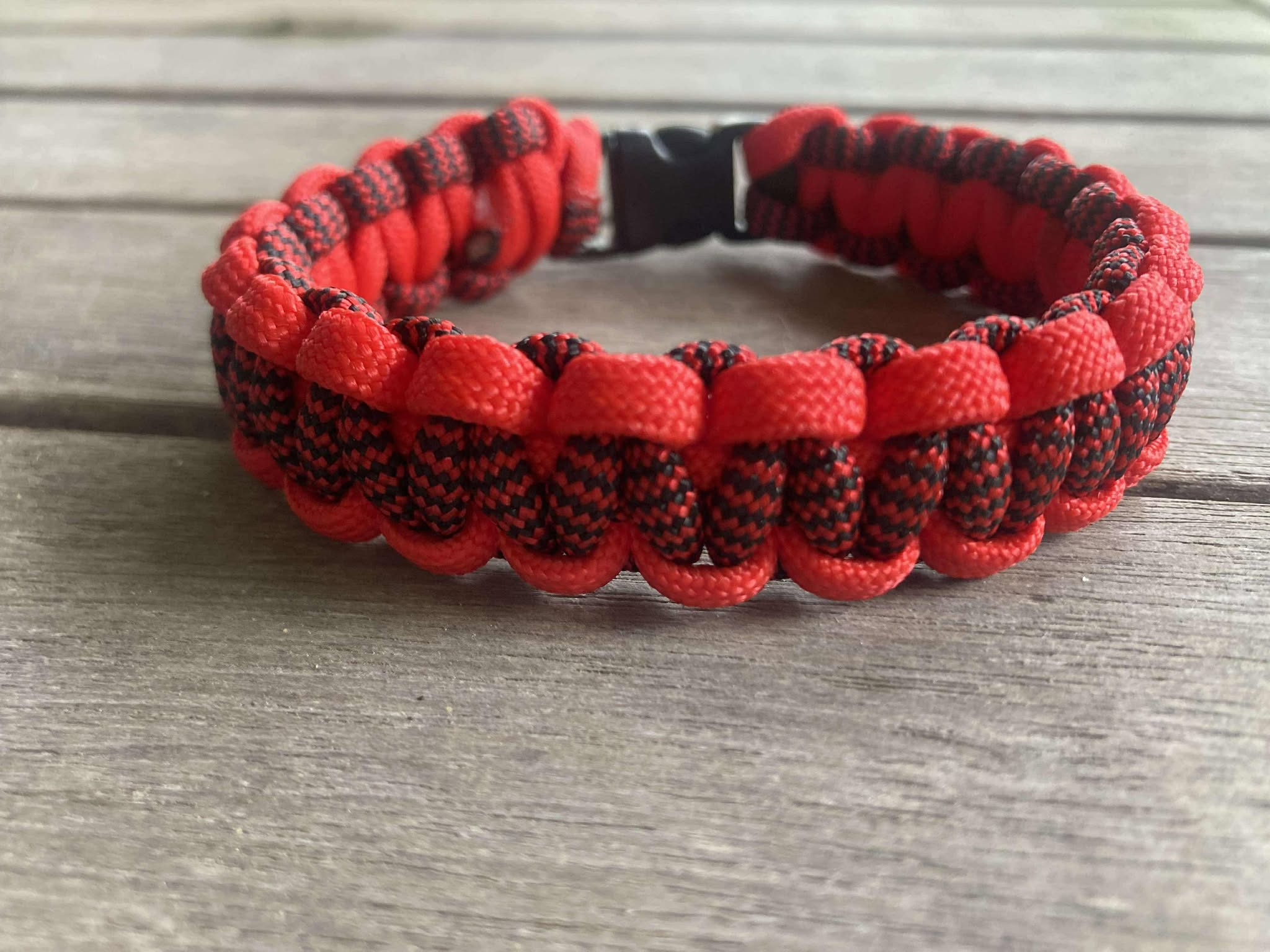Bracelet survie en paracorde - Noir chiné rouge (4)