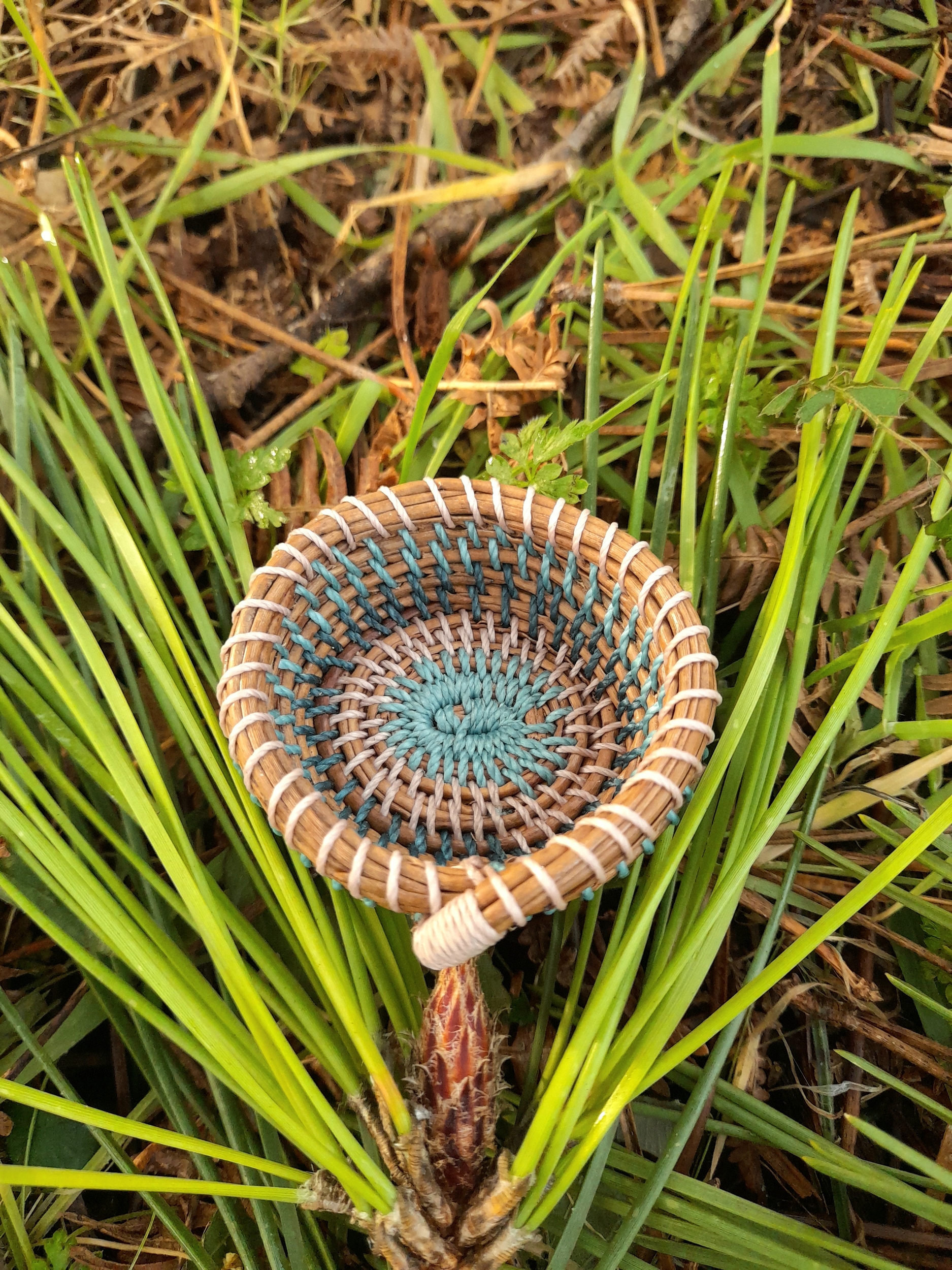 aiguilles de pin tressées tissées bleu marron