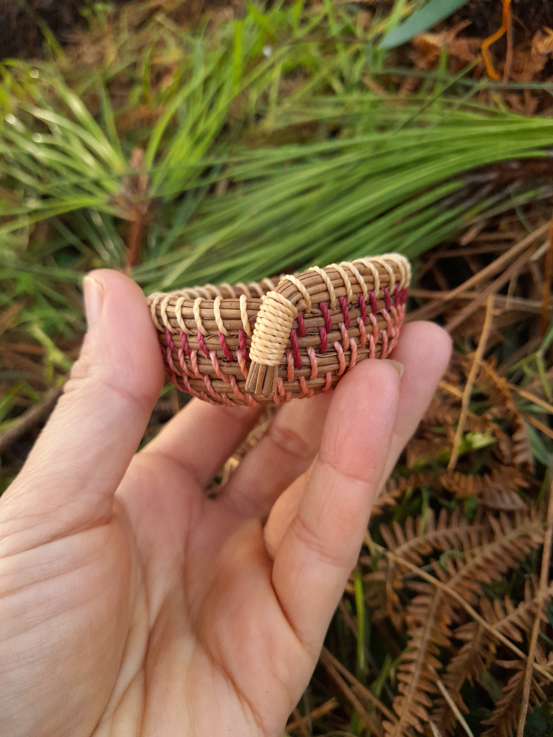 Corbeille mini en aiguilles de pins tissées beige corail
