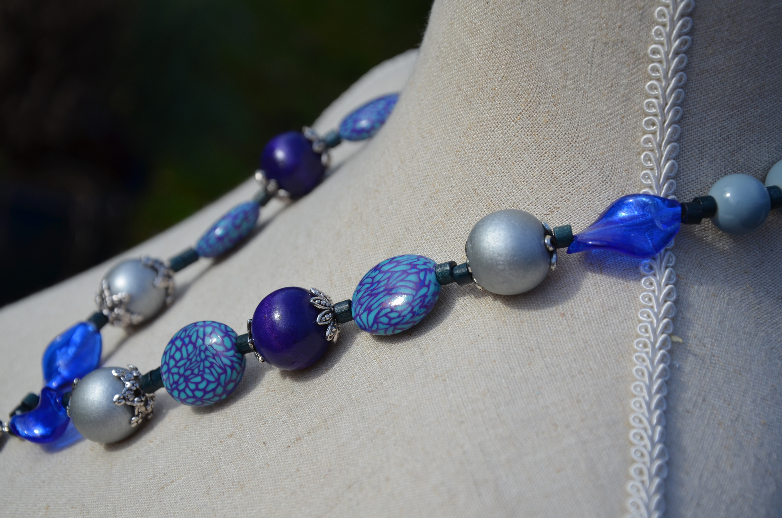 collier bleu violet argent détail