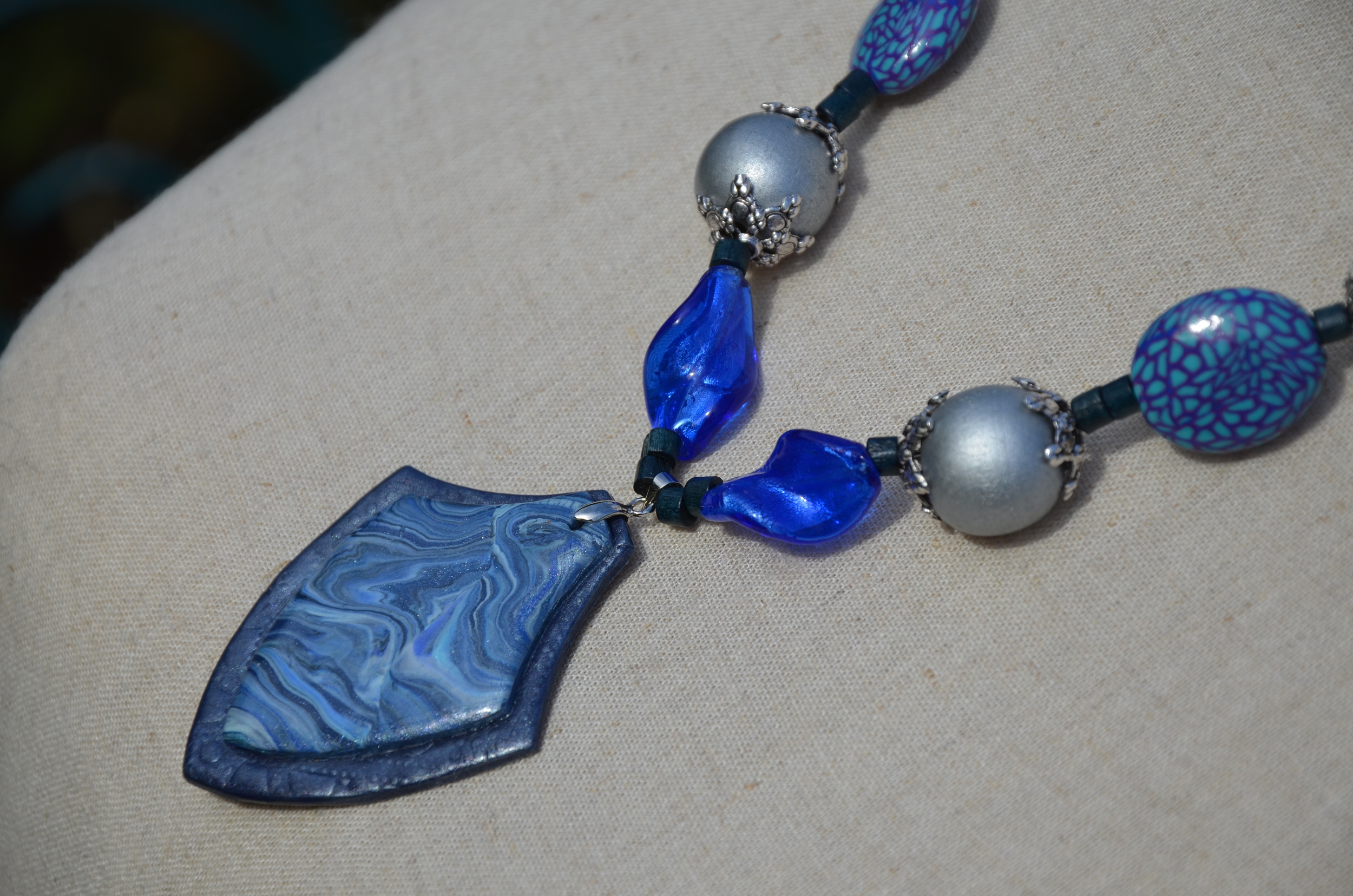 collier bleu violet argent détail perle