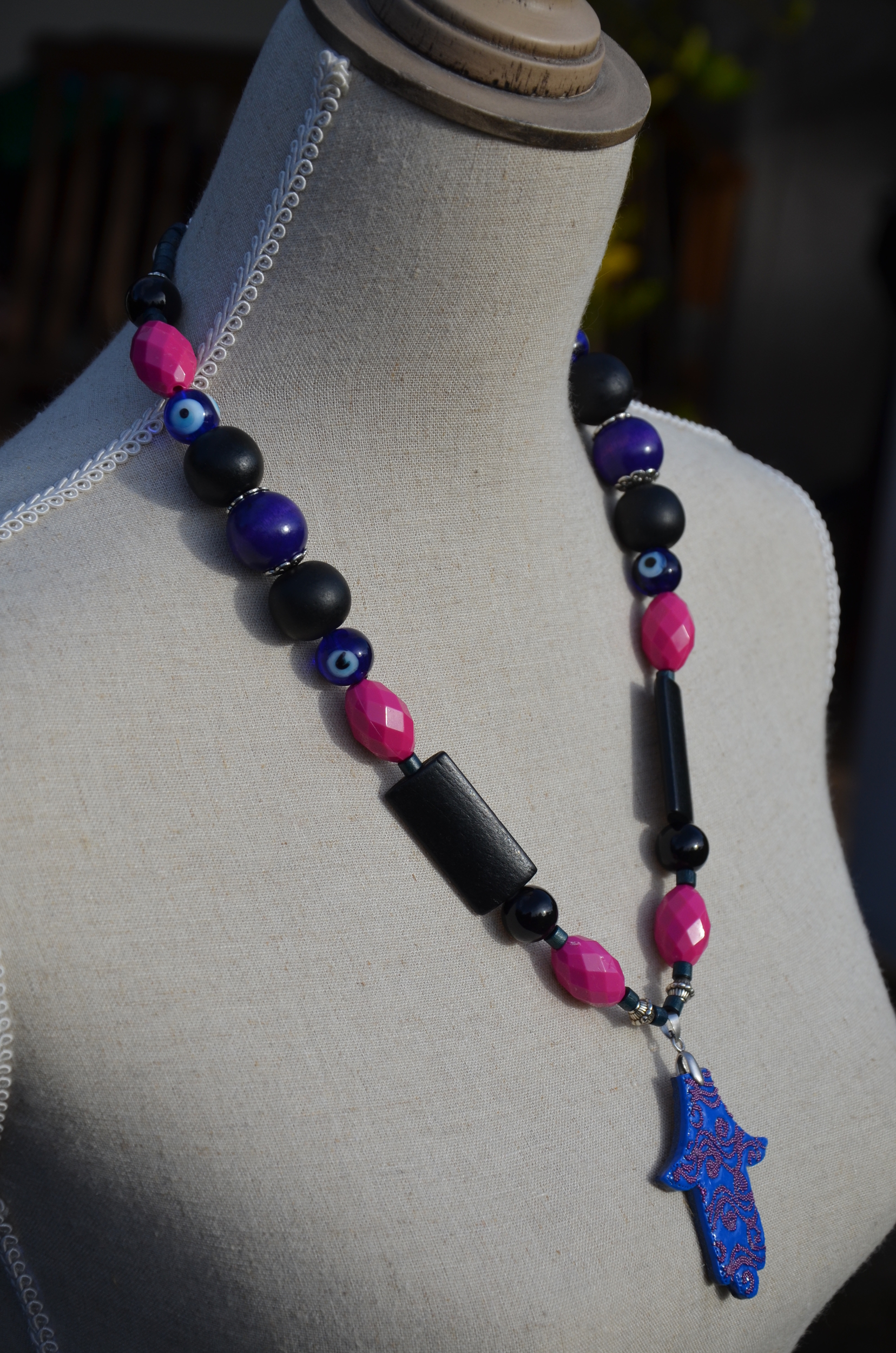collier fatma bleu violet noir