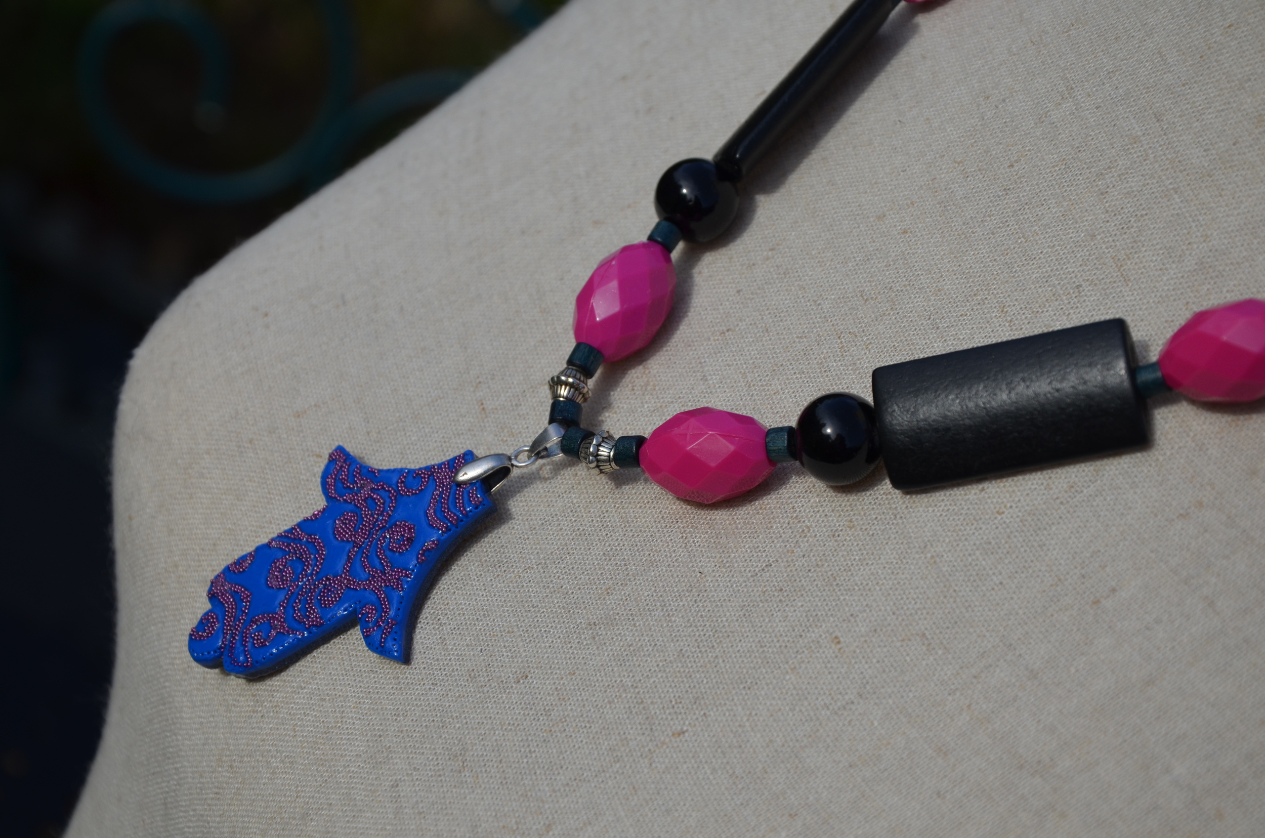 collier fatma bleu violet noir détail main