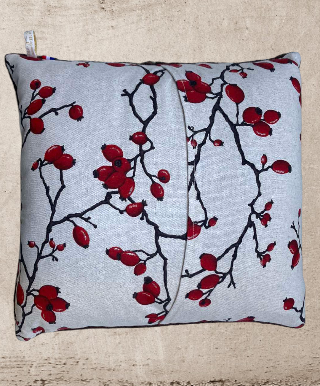 coussin laine mouton pyrenees marron chocolat graines eglantier rouge