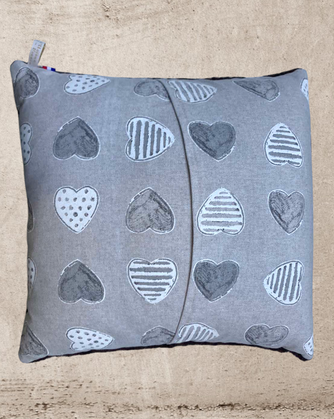 coussin laine mouton pyrenees marron chocolat coeurs gris