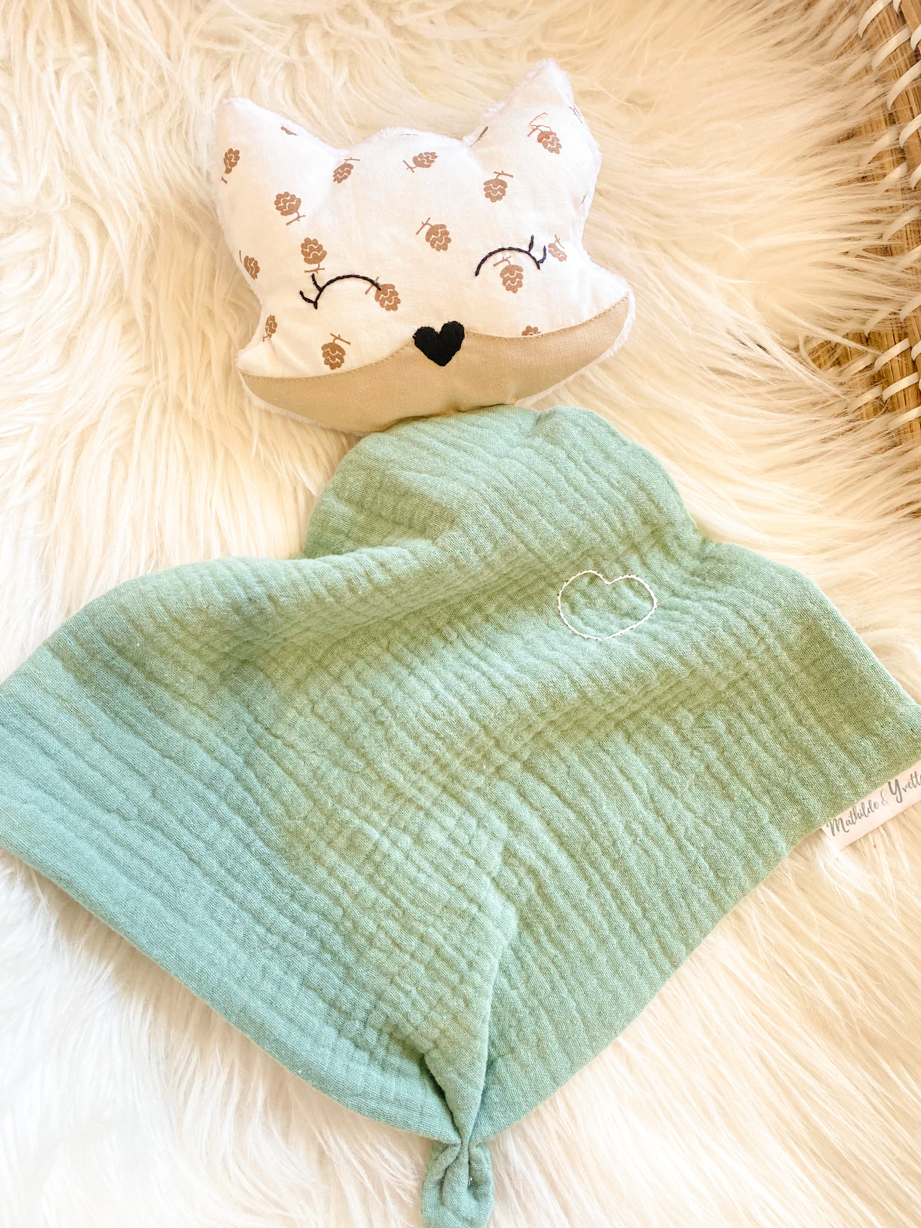 doudou artisanal certifié coton double gaze renard vert eau pigne pin