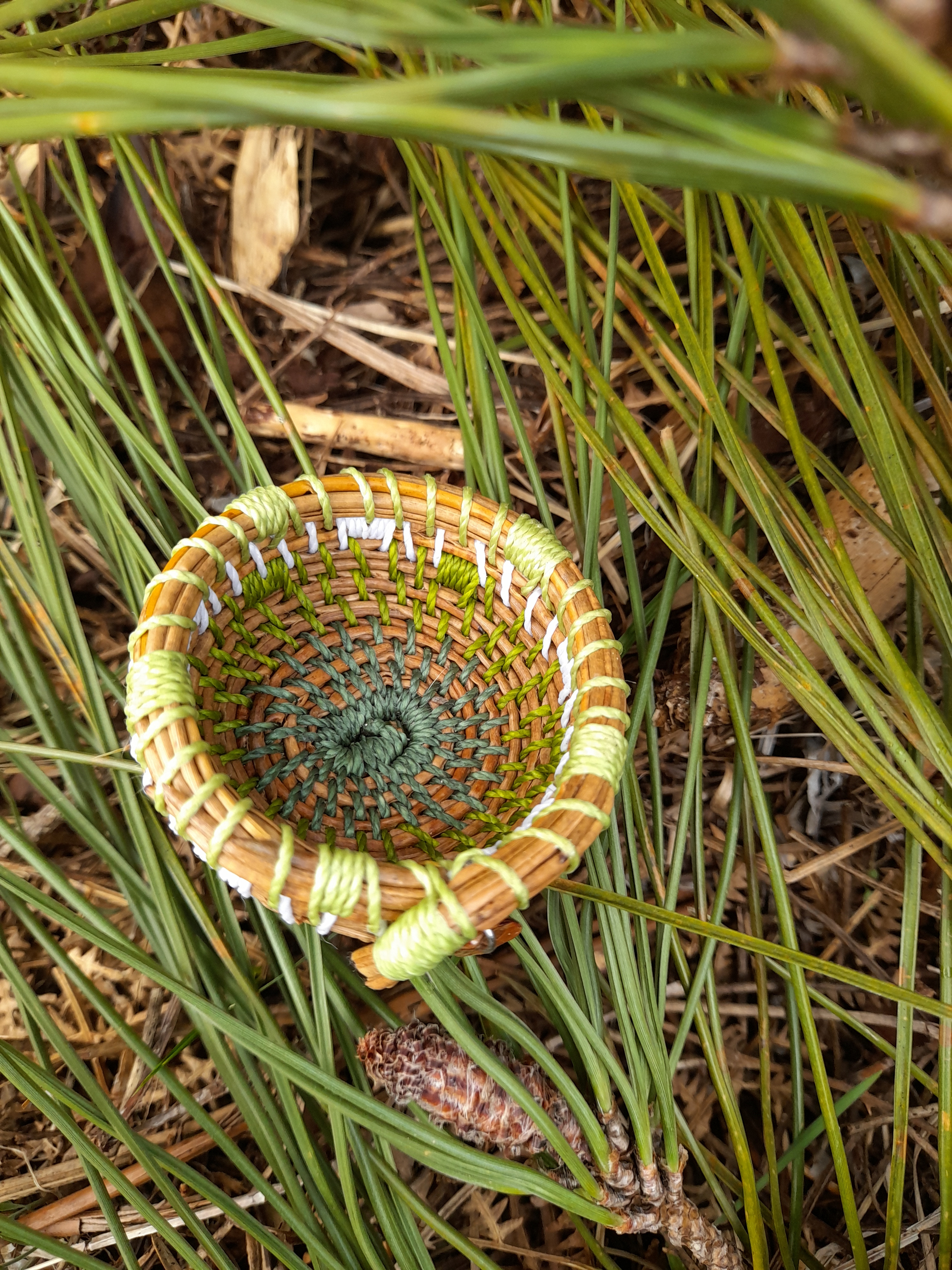 corbeille mini aiguille pin tressée landes vert blanc