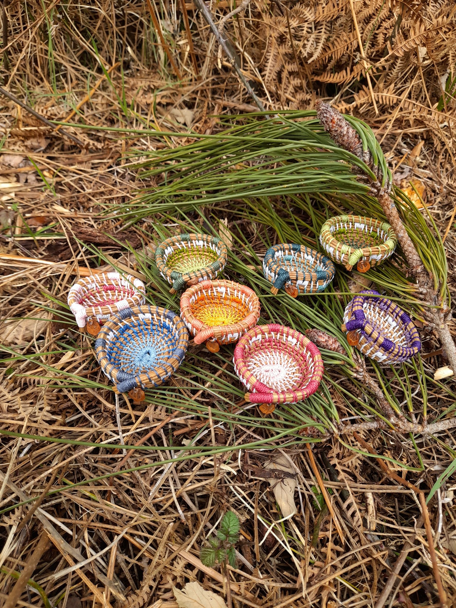 corbeille mini aiguille pin tressée landes multicolores assortiment artisanal