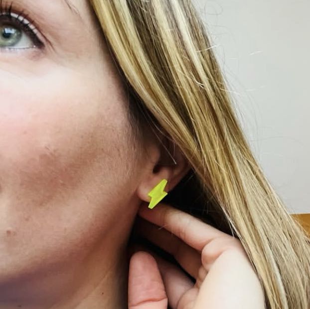 puce oreille eclair résine paillettée jaune fluo