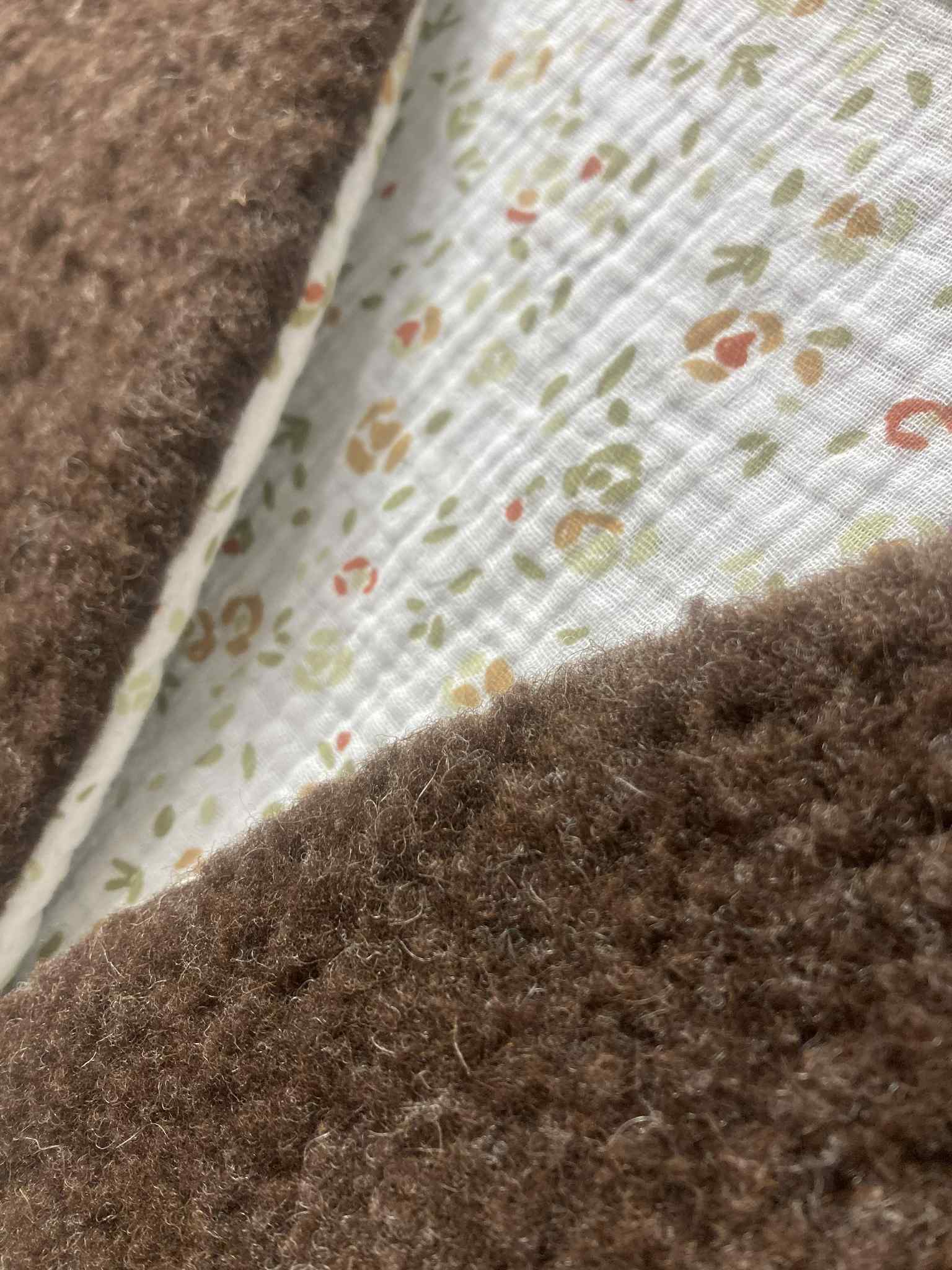 gilet laine mouton pyrénées marron fleuri blanc gaze coton