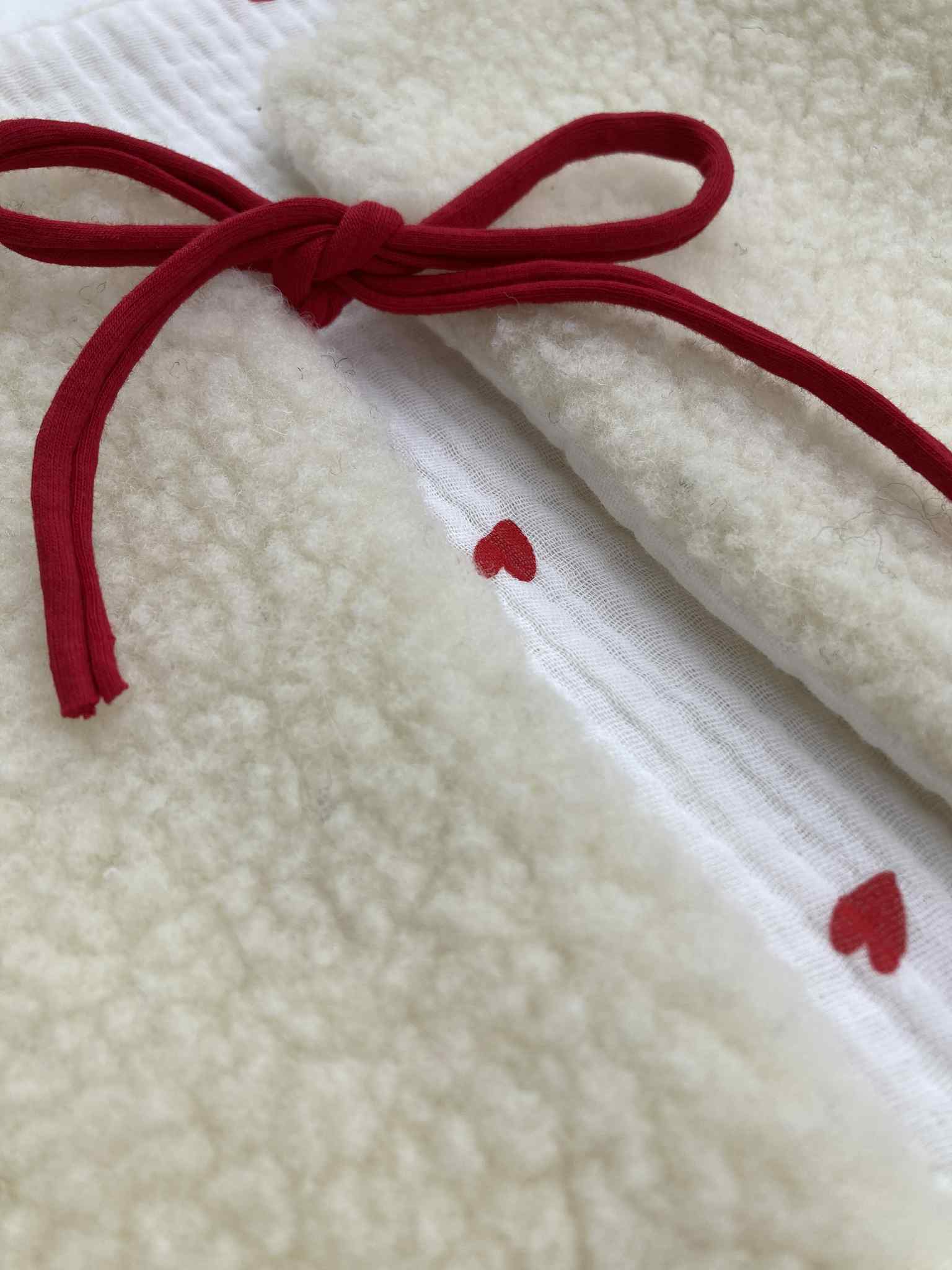 gilet bébé beige coeur rouge blanc