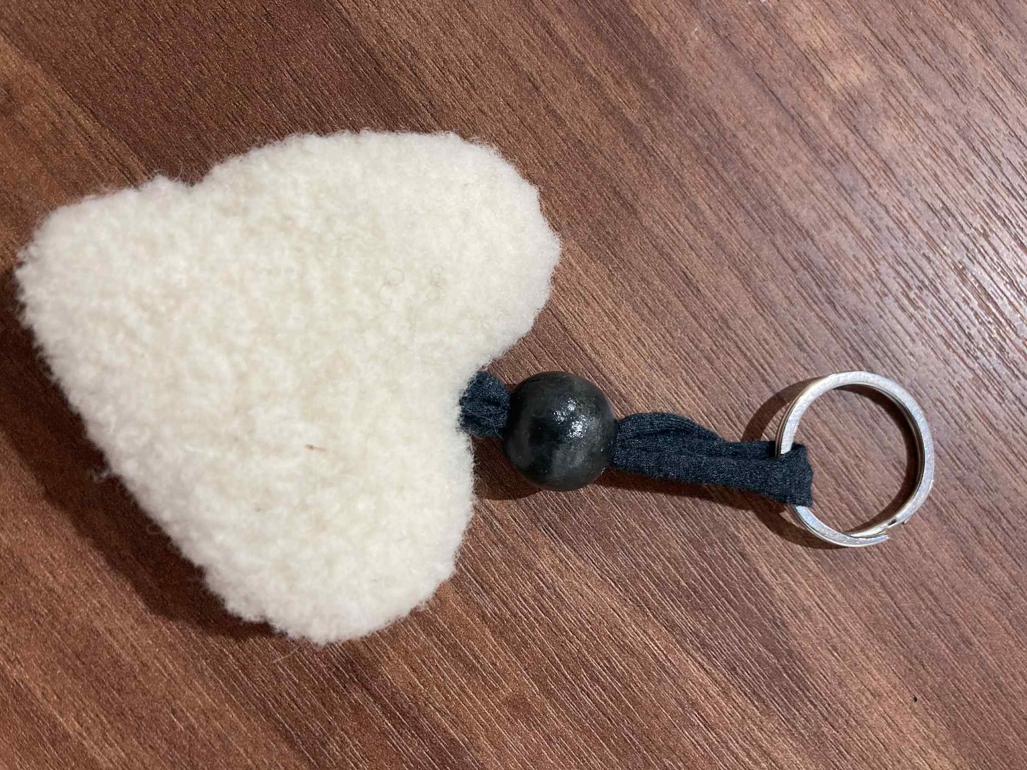 21porte clé coeur laine mouton beige