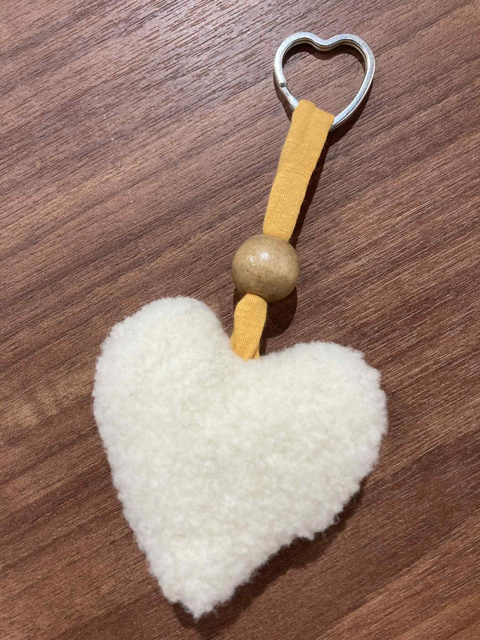 11porte clé coeur laine mouton beige