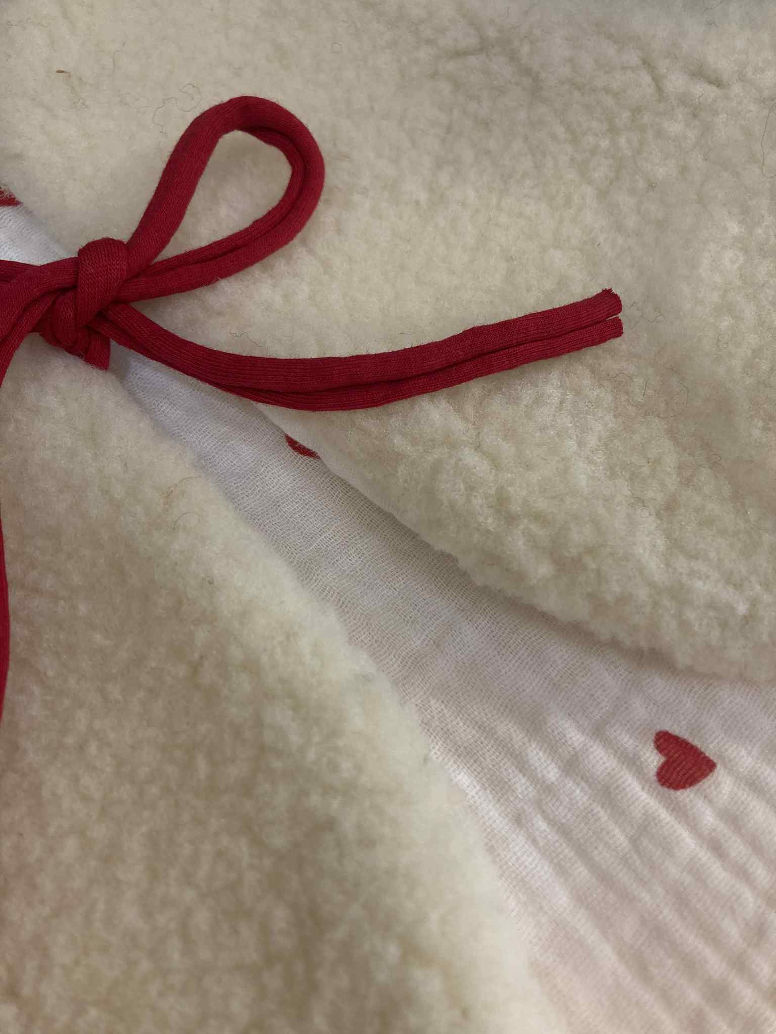 gilet mouton laine ecru blanc coeur rouge gaze coton-D