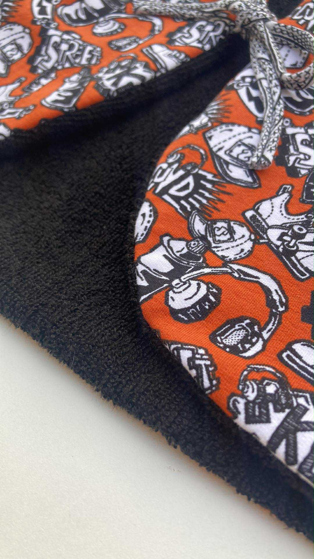 gilet eponge noire graffitti rouille