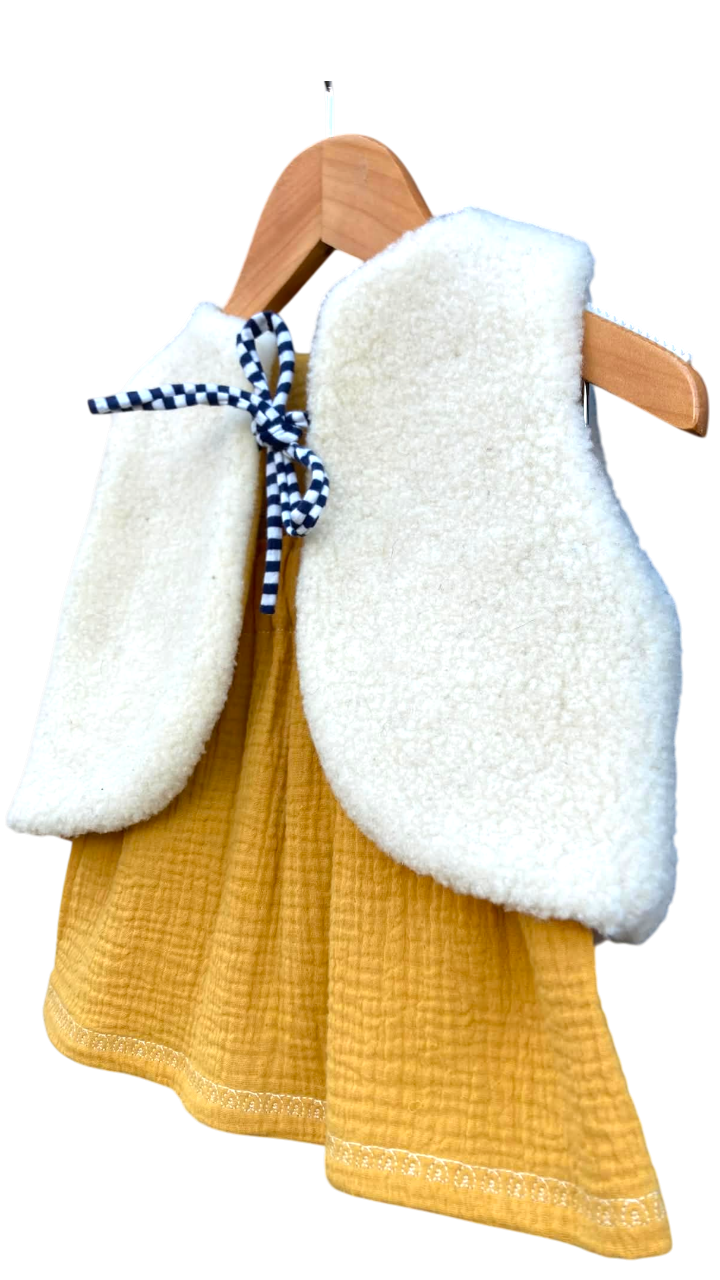 ENSEMBLE GILET BERGER LAINE PYRENEES JUPE DOUBLE GAZE FILLE JAUNE MOUTARDE BRODEE