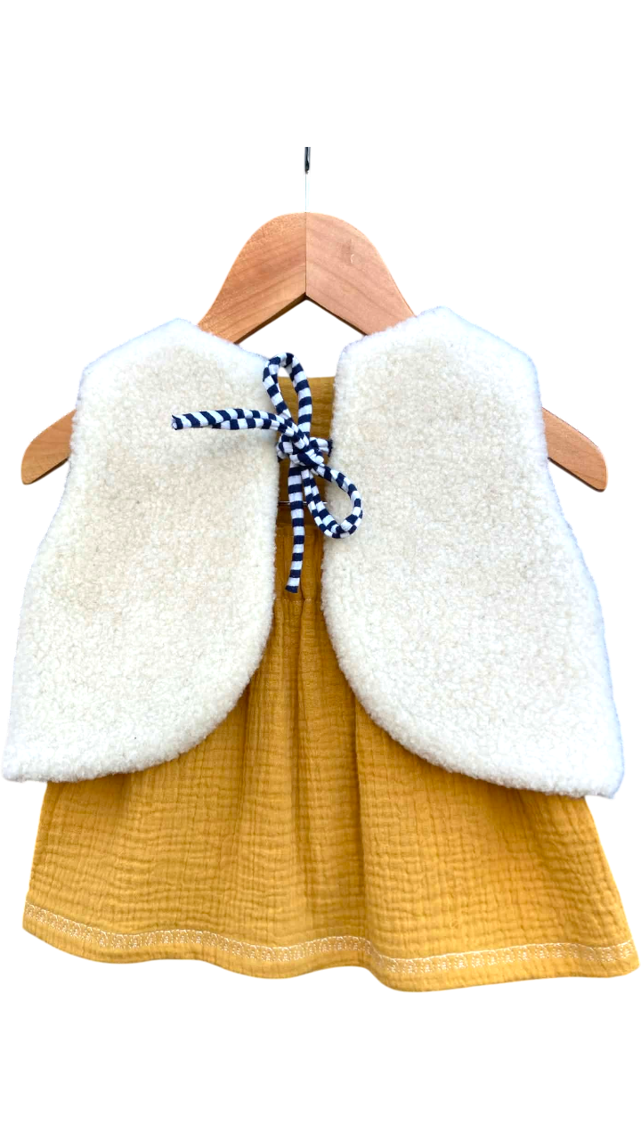ENSEMBLE GILET BERGER LAINE PYRENEES JUPE DOUBLE GAZE FILLE JAUNE MOUTARDE BRODEE (1)