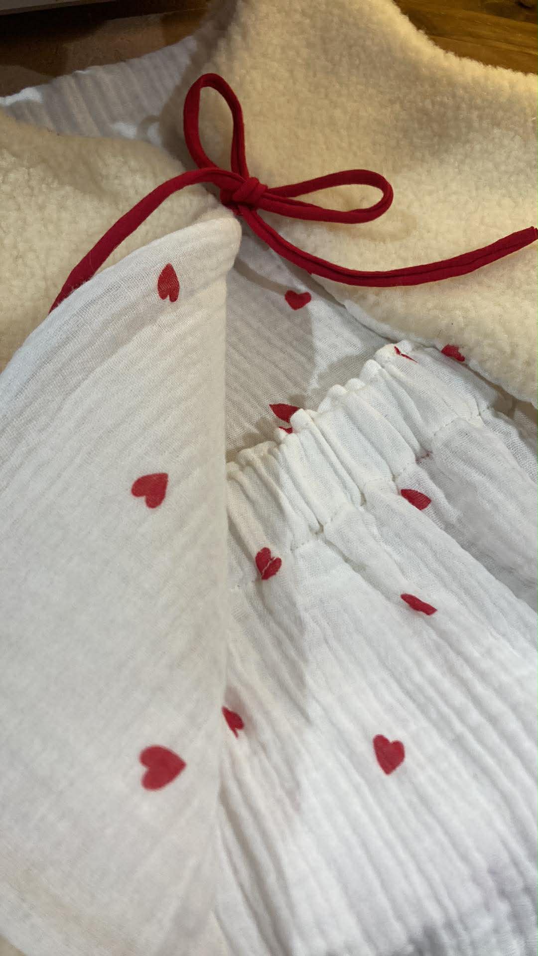 gilet laine pyrenees blanc coeur rouge jupe gaze enfant