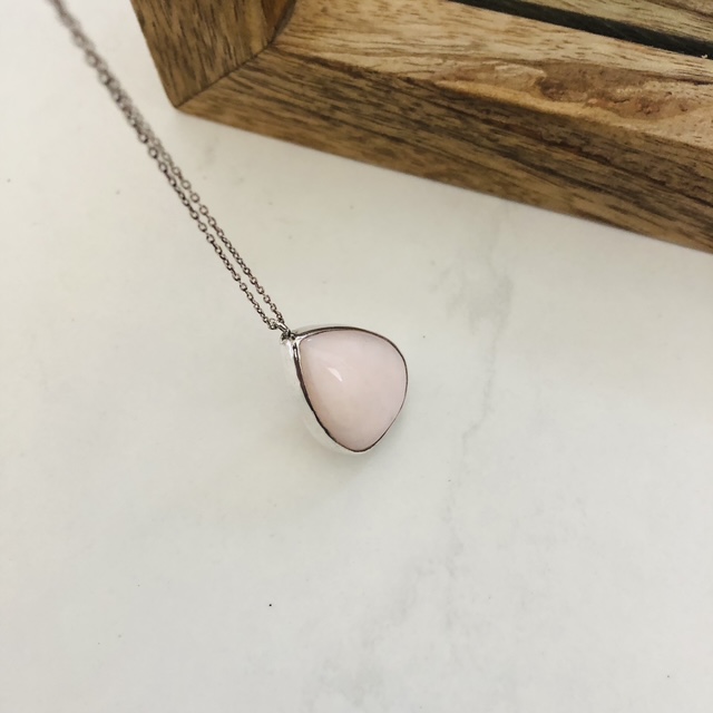 collier chaine pendentif quartz rose opaque