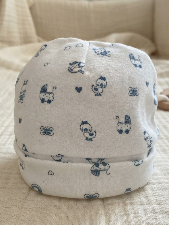 bonnet naissance petits motifs