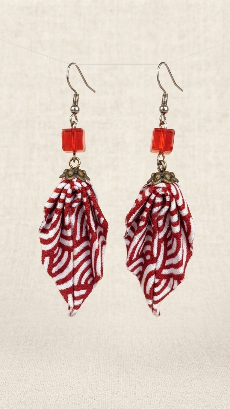 boucle oreille tissu fait main et crochet acier rouge blanc