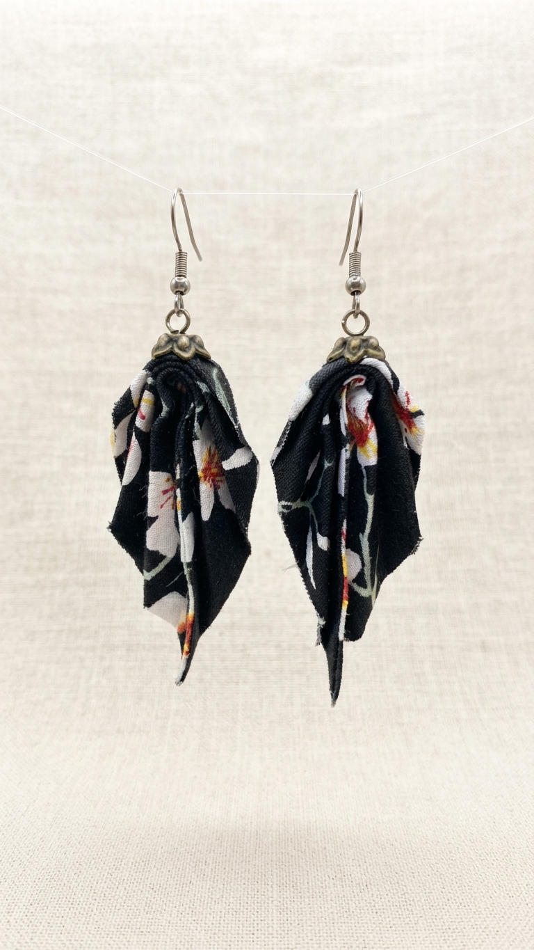 boucle oreille tissu fait main et crochet acier noir fleurs amandier