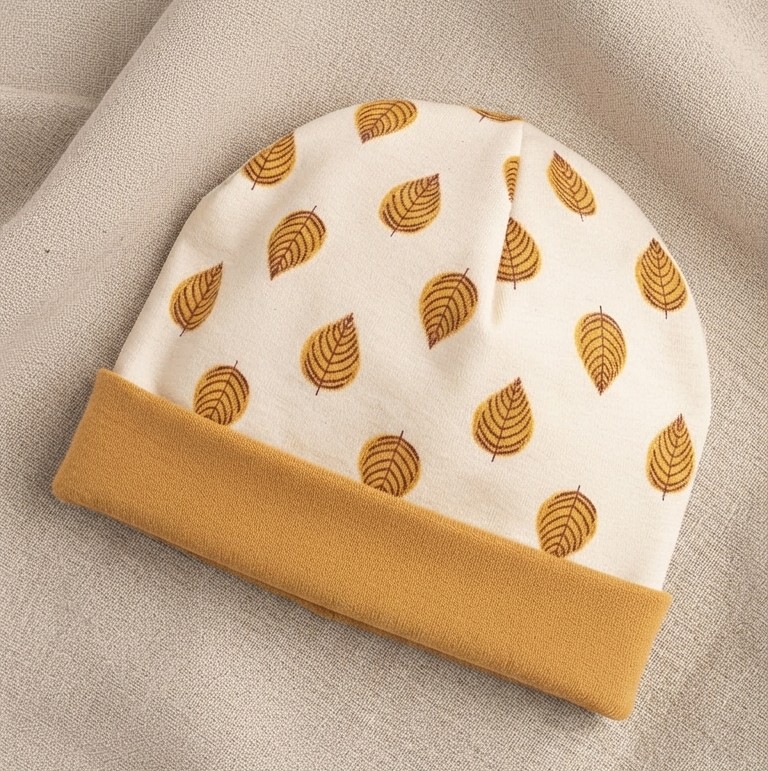 bonnet naissance fait main feuilles blanc moutarde