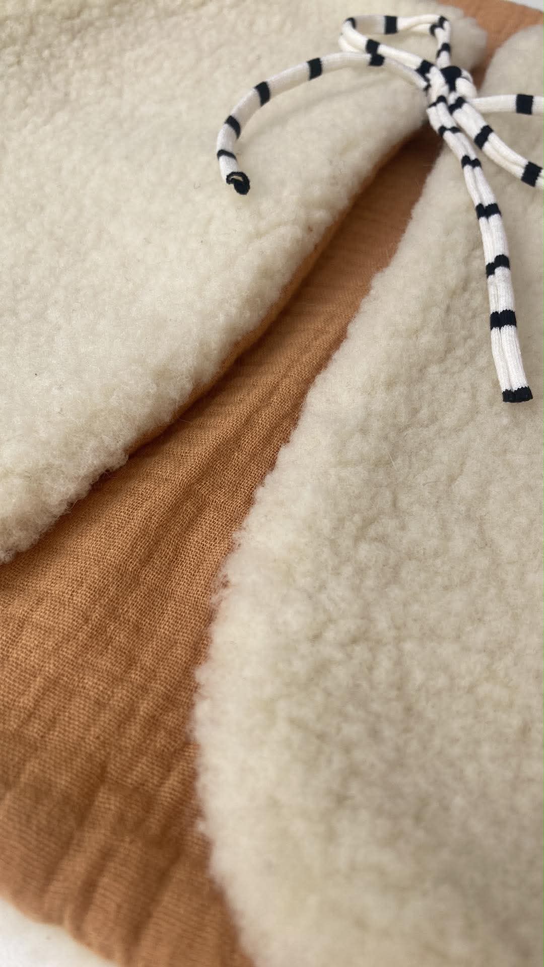 gilet laine pyrénées écru enfant gaze coton artisanal réversible  camel detail