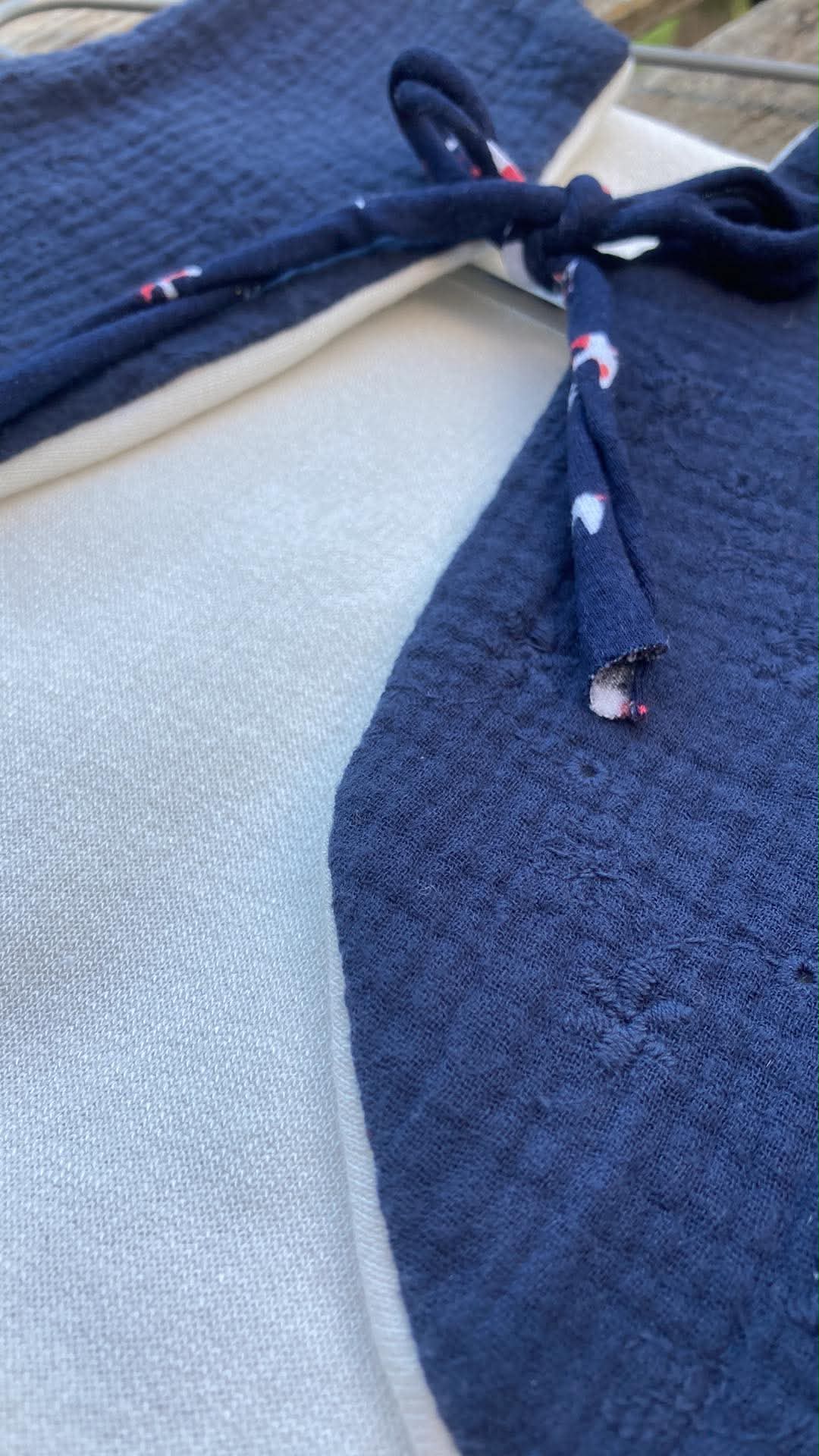 gilet bambou gaze coton brodé écru bleu marine bebe detail noeud