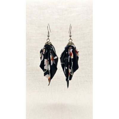boucle oreille tissu fait main et crochet acier noir fleurs amandier