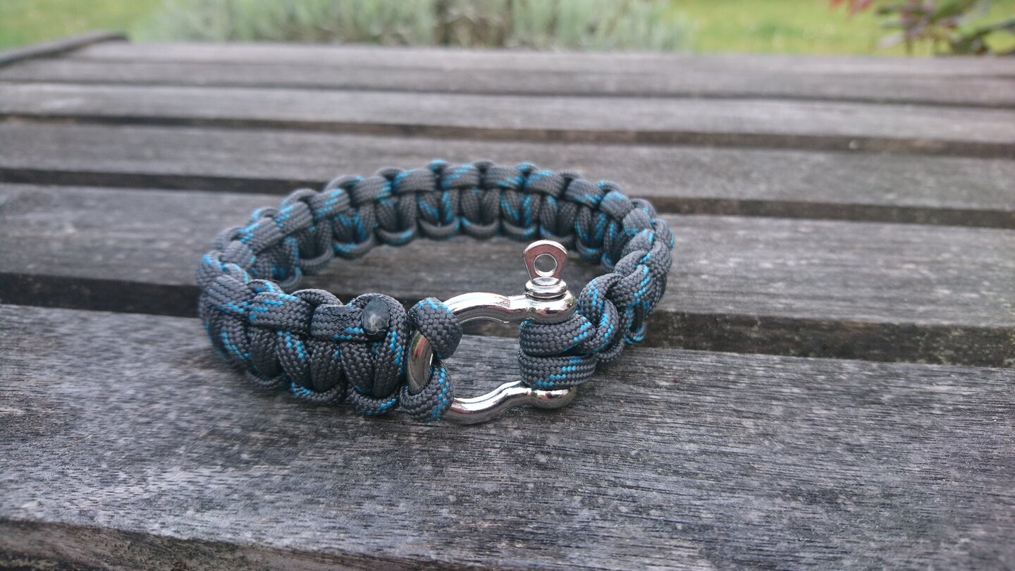 Bracelet marin avec noeud de carrick, en paracorde 550 et acier inoxydable, Bleu Caraïbes et blanc diamants, Surliures blanches, Medium