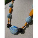 collier perles bleu ciel et orange bois polymère fait main landes créateur (5)
