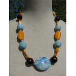 collier perles bleu ciel et orange bois polymère fait main landes créateur (3)