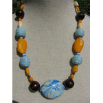 collier perles bleu ciel et orange bois polymère fait main landes créateur