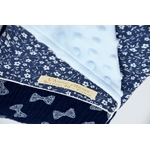 couverture bebe plaid double gaze et polaire minkee doux petites fleurs bleu marine noeuds